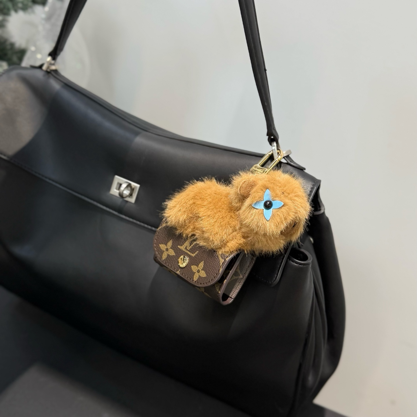 【LV旗艦店】ルイ・ヴィトン LV カピバラ ドール イヤホンバッグチャーム 2色展開、M02956