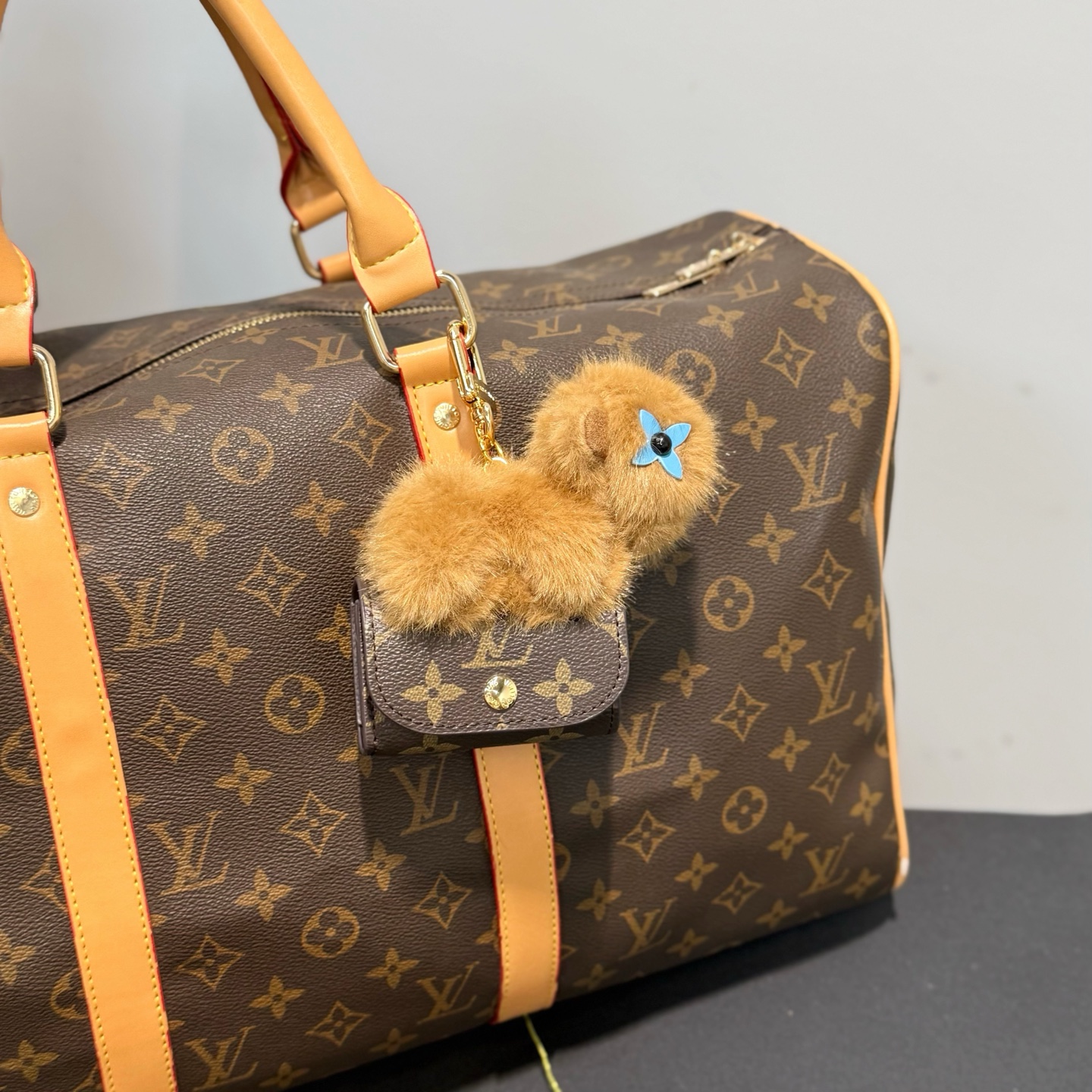 【LV旗艦店】ルイ・ヴィトン LV カピバラ ドール イヤホンバッグチャーム 2色展開、M02956