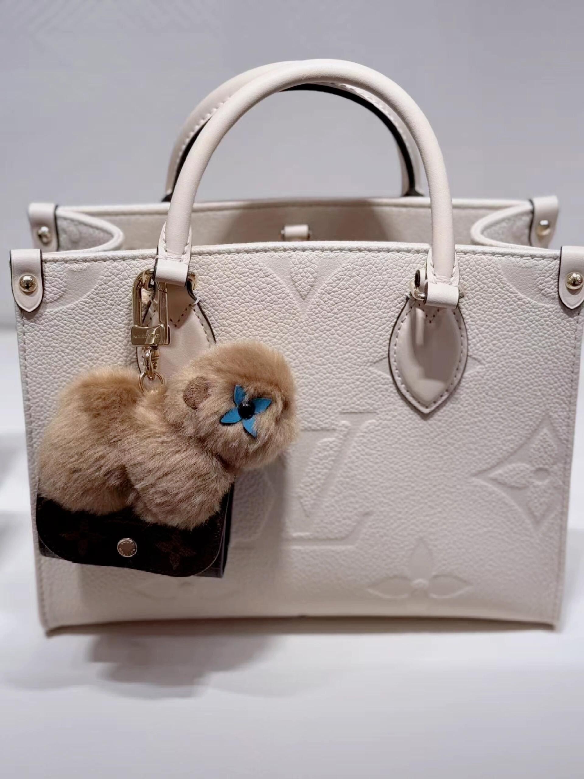 【LV旗艦店】ルイ・ヴィトン LV カピバラ ドール イヤホンバッグチャーム 2色展開、M02956