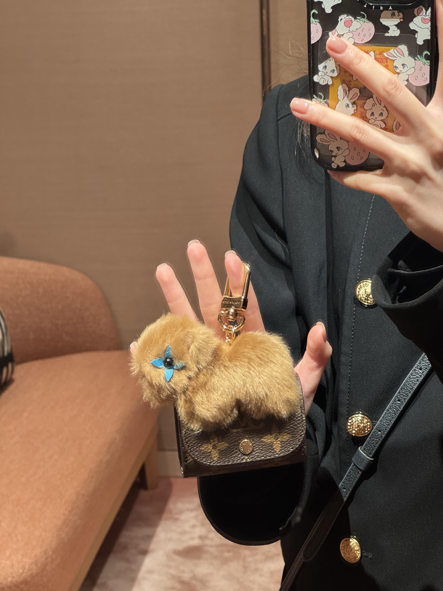 【LV旗艦店】ルイ・ヴィトン LV カピバラ ドール イヤホンバッグチャーム 2色展開、M02956