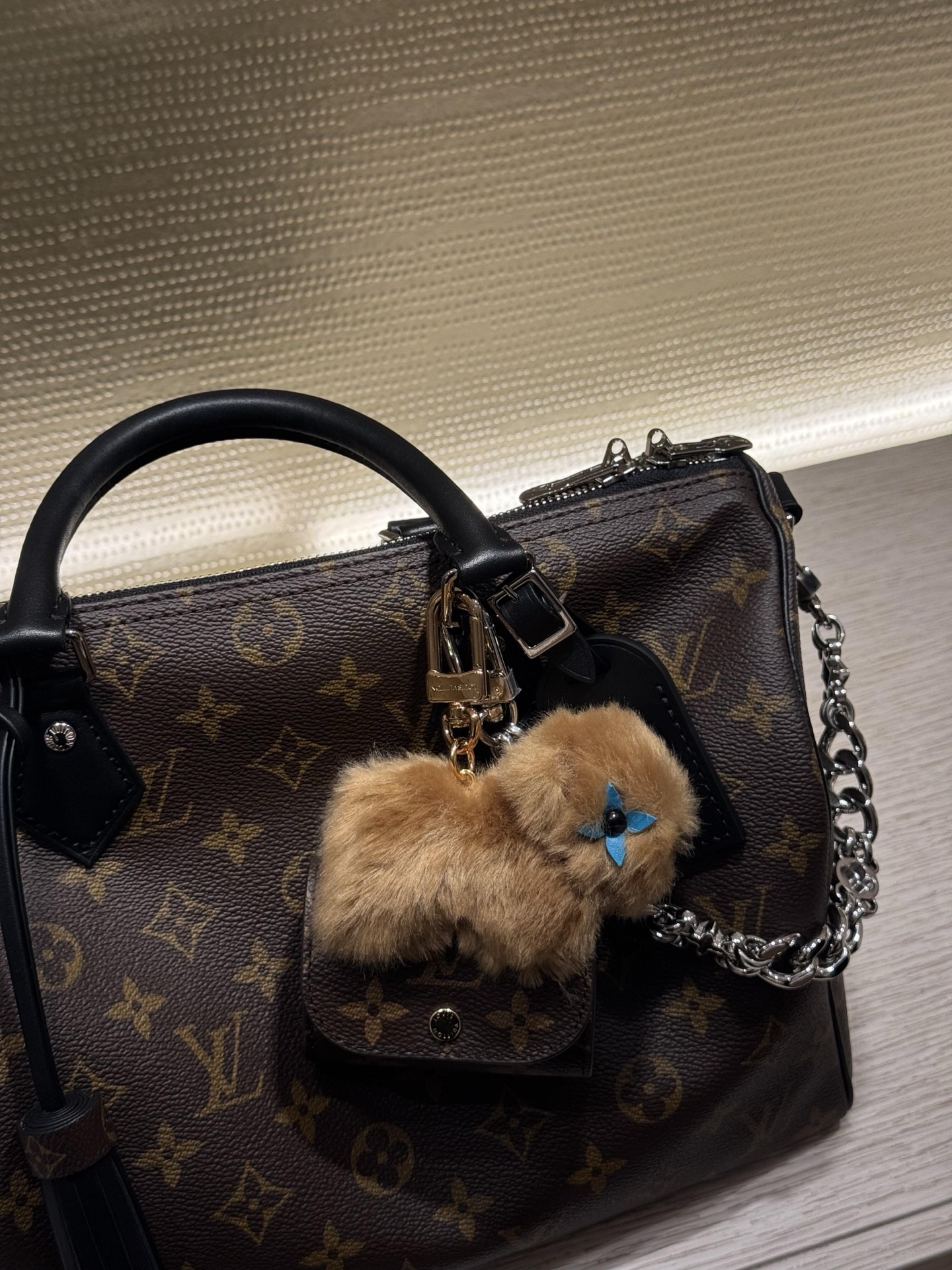 【LV旗艦店】ルイ・ヴィトン LV カピバラ ドール イヤホンバッグチャーム 2色展開、M02956