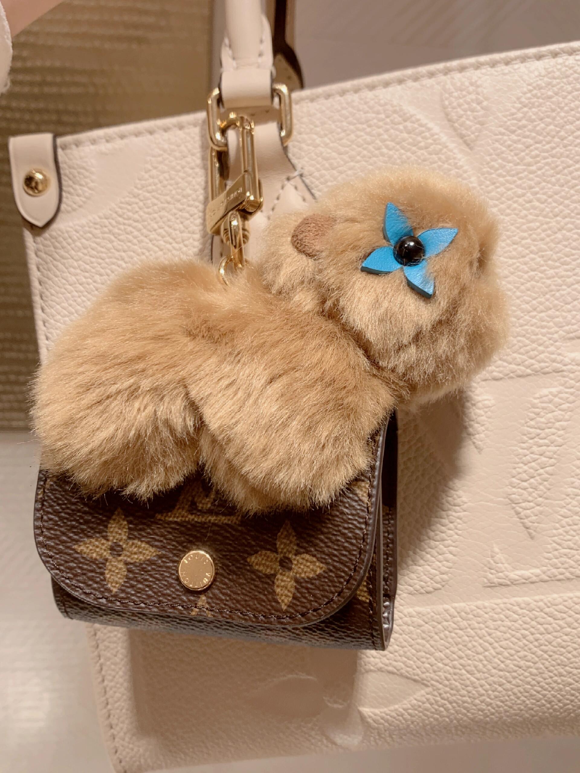【LV旗艦店】ルイ・ヴィトン LV カピバラ ドール イヤホンバッグチャーム 2色展開、M02956