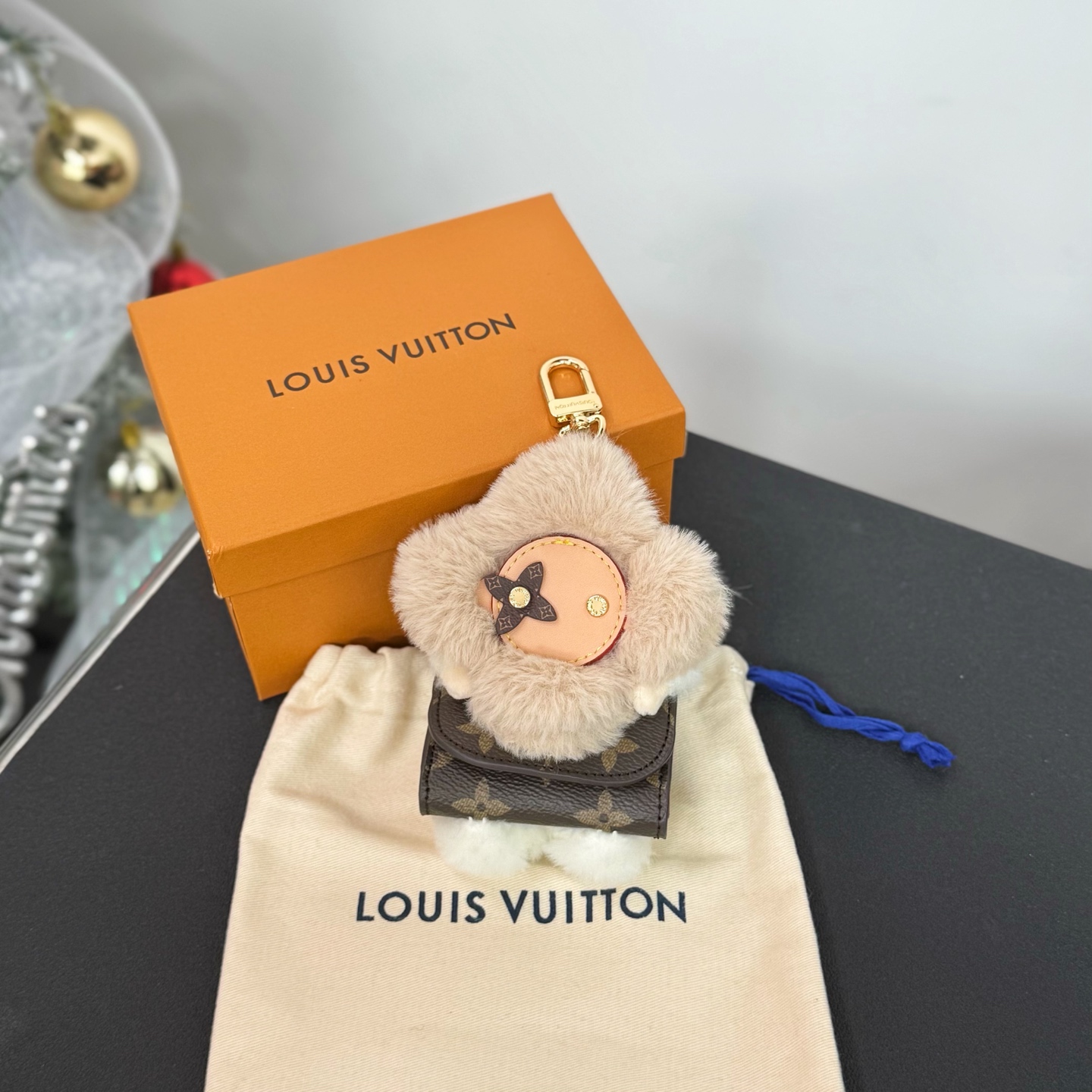 【LV旗艦店】ルイ・ヴィトン LV ヴィヴィアン カドル イヤホンバッグチャーム 2色展開、M03727
