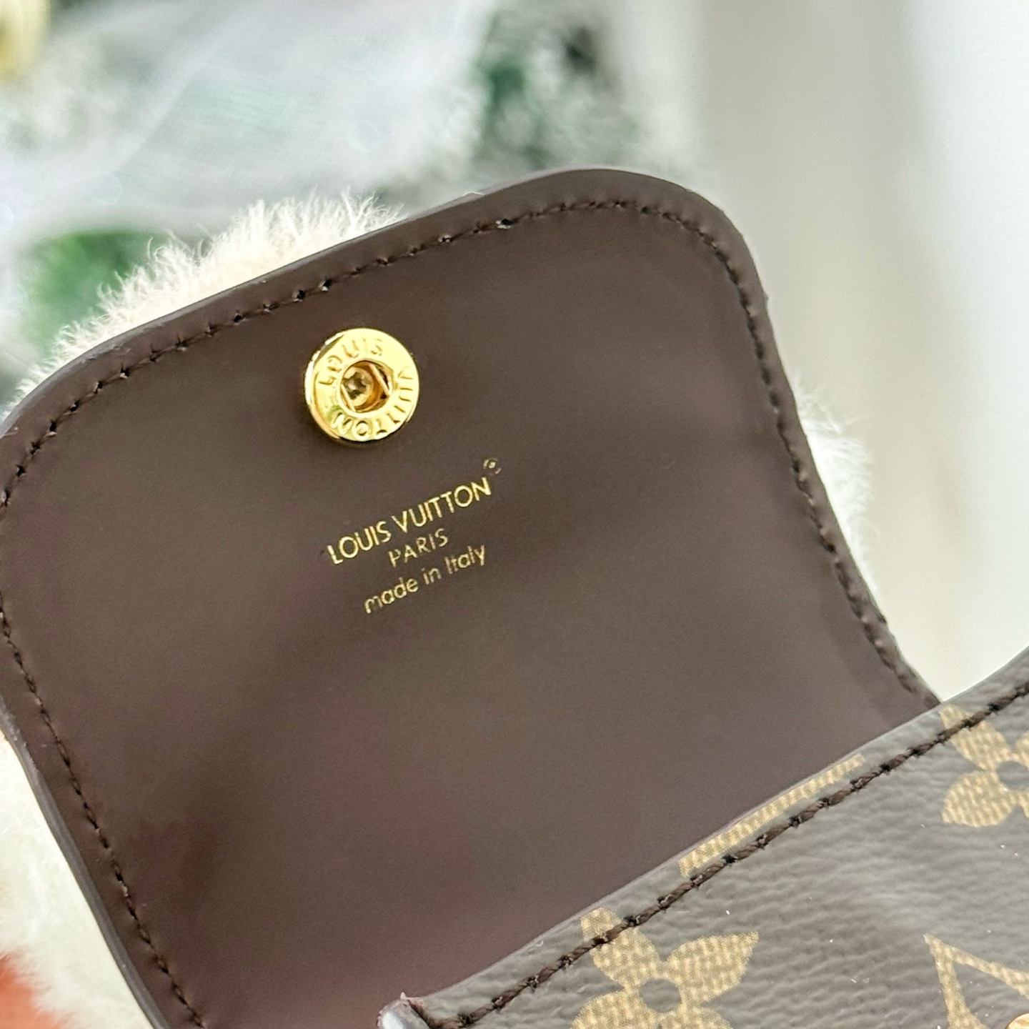 【LV旗艦店】ルイ・ヴィトン LV ヴィヴィアン カドル イヤホンバッグチャーム 2色展開、M03727