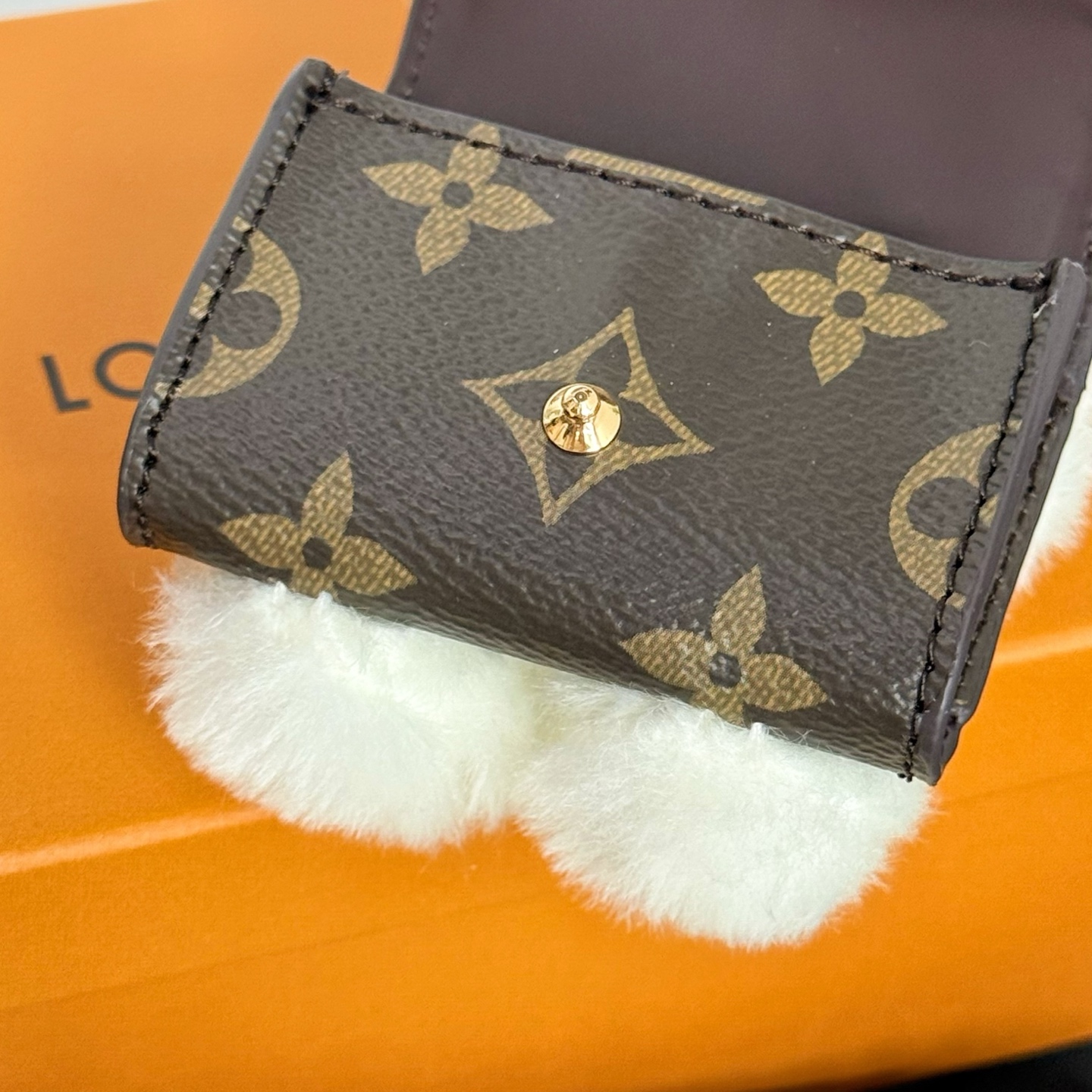 【LV旗艦店】ルイ・ヴィトン LV ヴィヴィアン カドル イヤホンバッグチャーム 2色展開、M03727