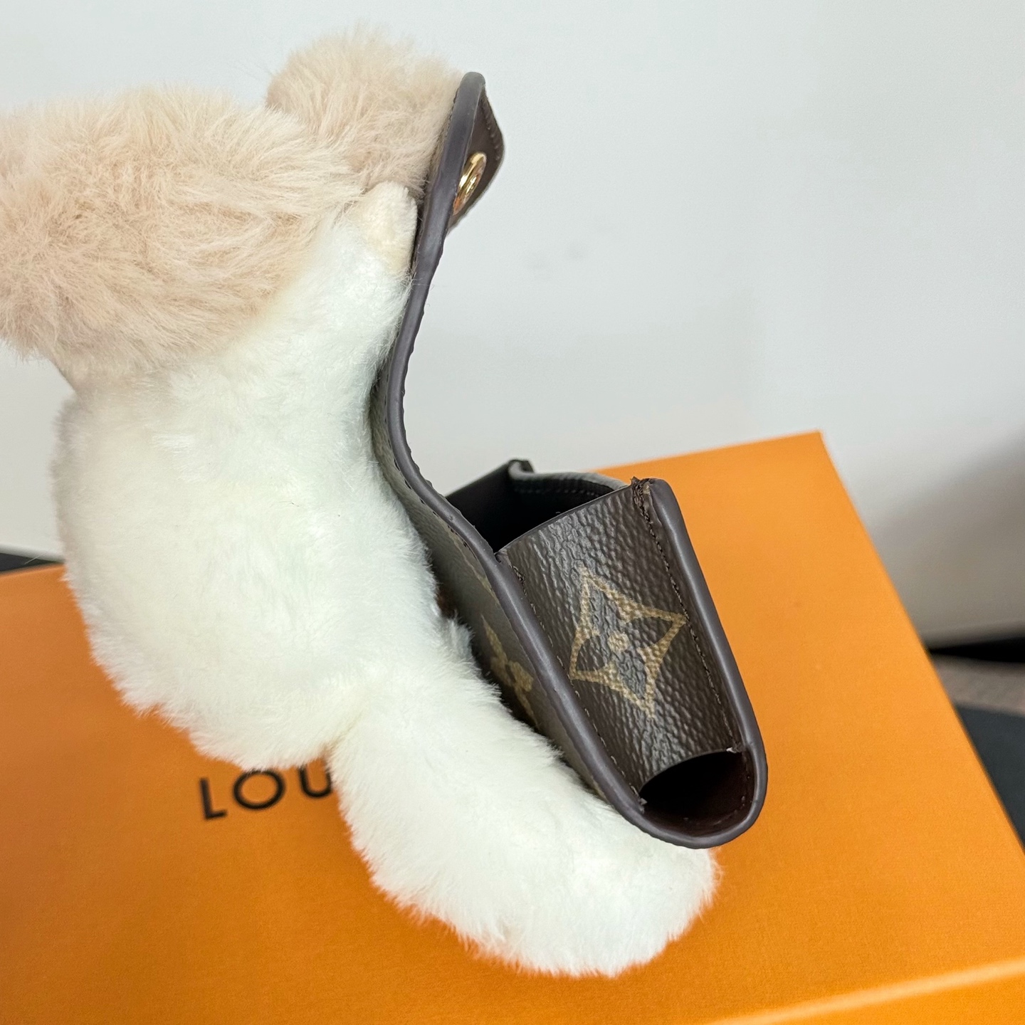 【LV旗艦店】ルイ・ヴィトン LV ヴィヴィアン カドル イヤホンバッグチャーム 2色展開、M03727