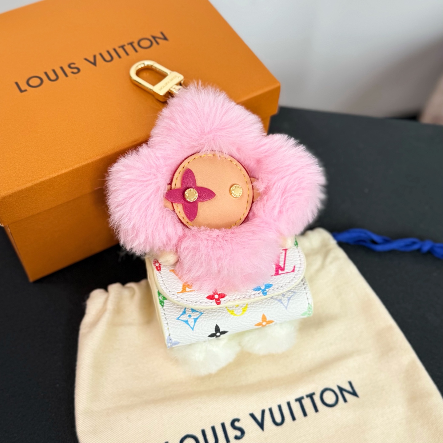 【LV旗艦店】ルイ・ヴィトン LV ヴィヴィアン カドル イヤホンバッグチャーム 2色展開、M03727