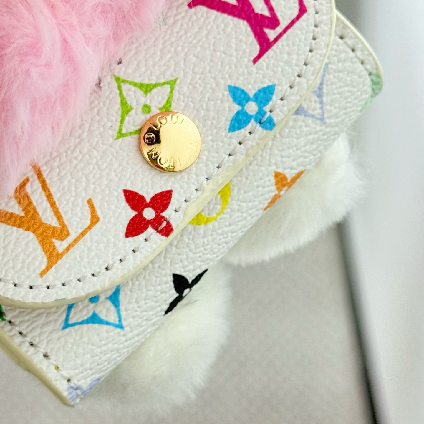 【LV旗艦店】ルイ・ヴィトン LV ヴィヴィアン カドル イヤホンバッグチャーム 2色展開、M03727