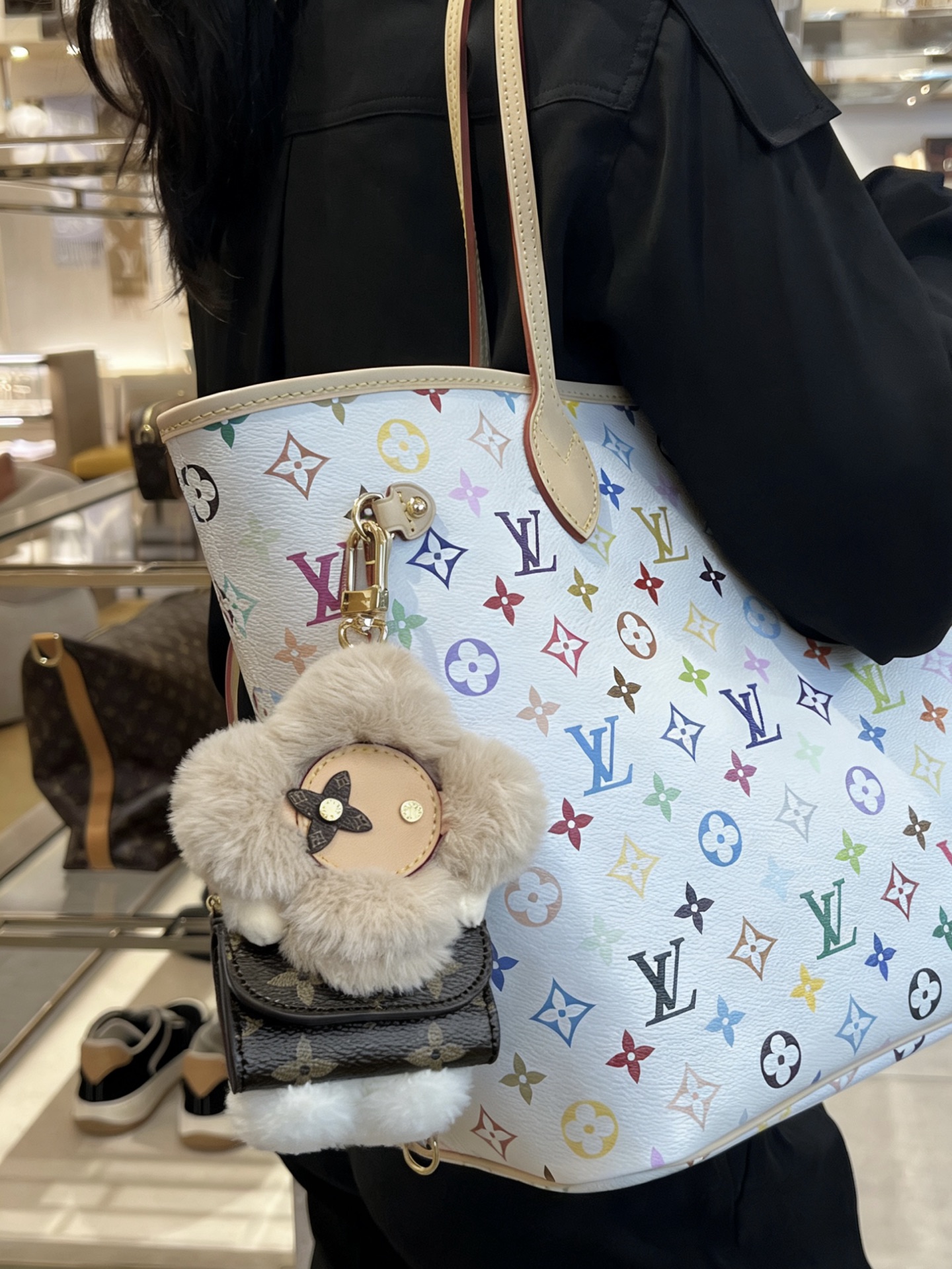【LV旗艦店】ルイ・ヴィトン LV ヴィヴィアン カドル イヤホンバッグチャーム 2色展開、M03727