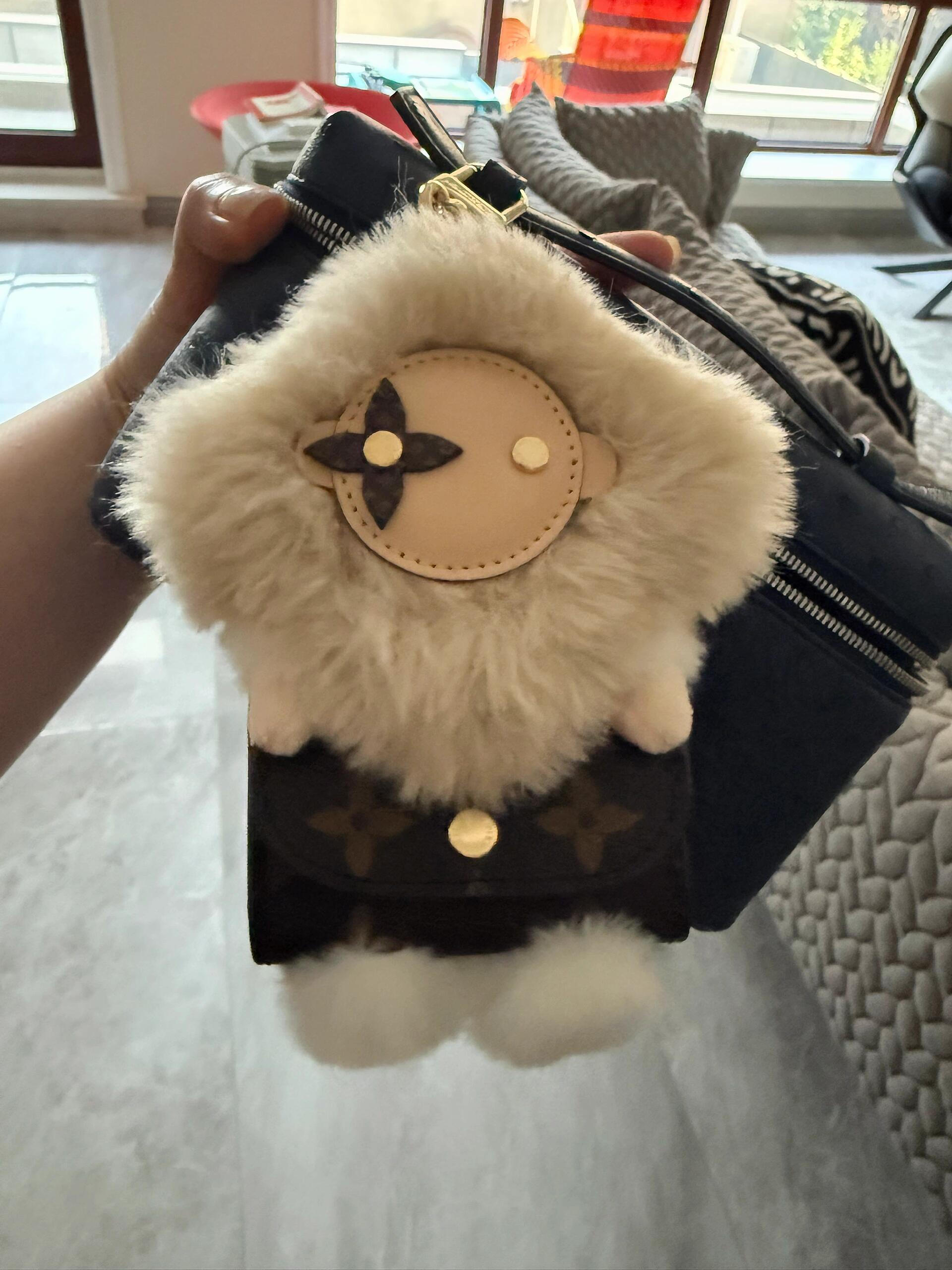 【LV旗艦店】ルイ・ヴィトン LV ヴィヴィアン カドル イヤホンバッグチャーム 2色展開、M03727