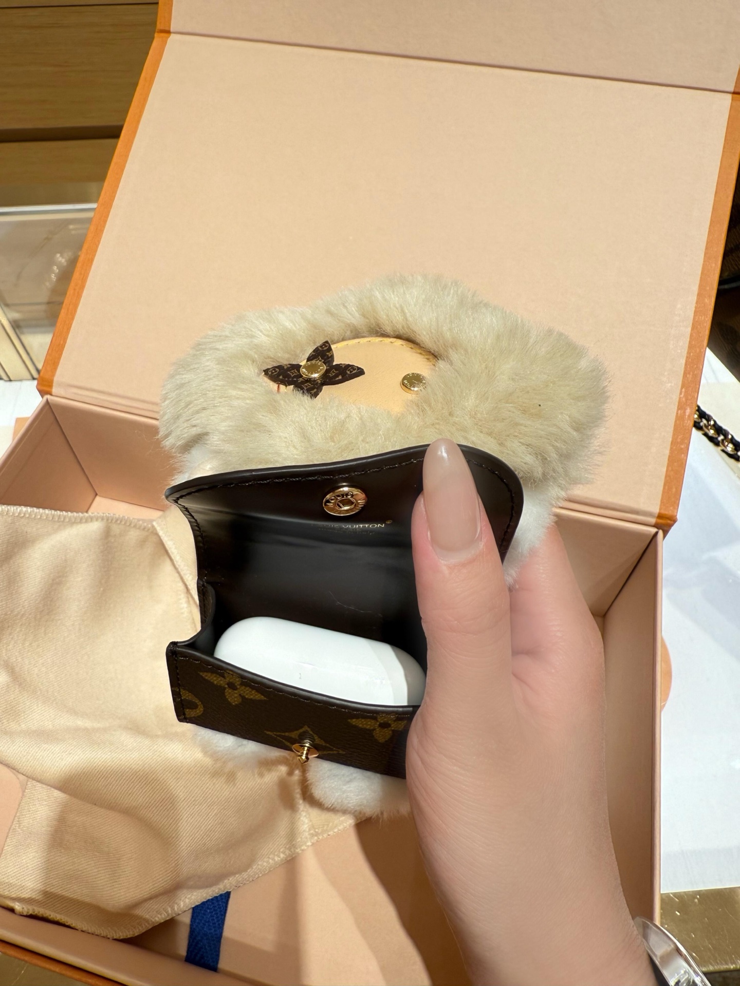 【LV旗艦店】ルイ・ヴィトン LV ヴィヴィアン カドル イヤホンバッグチャーム 2色展開、M03727