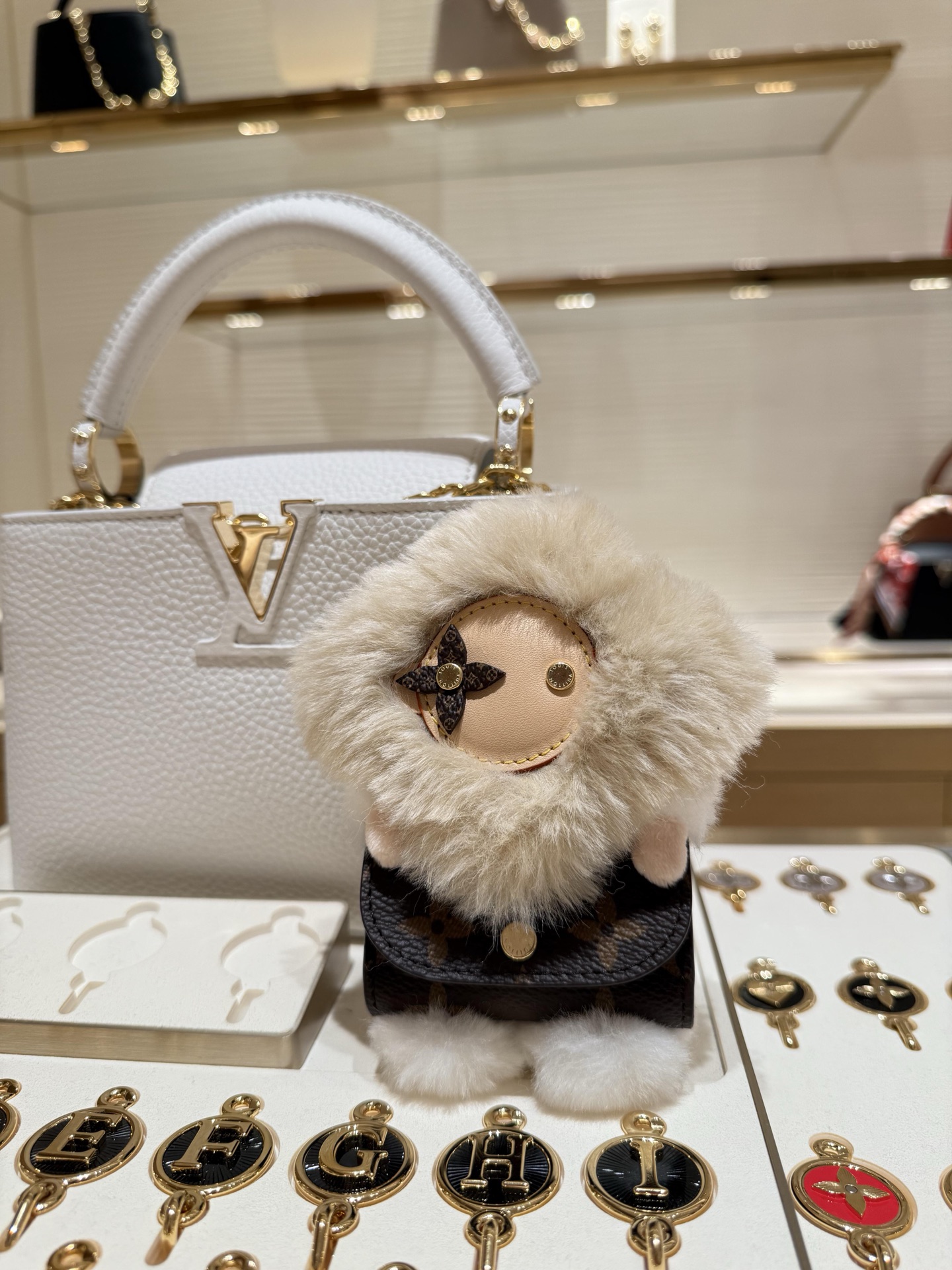 【LV旗艦店】ルイ・ヴィトン LV ヴィヴィアン カドル イヤホンバッグチャーム 2色展開、M03727