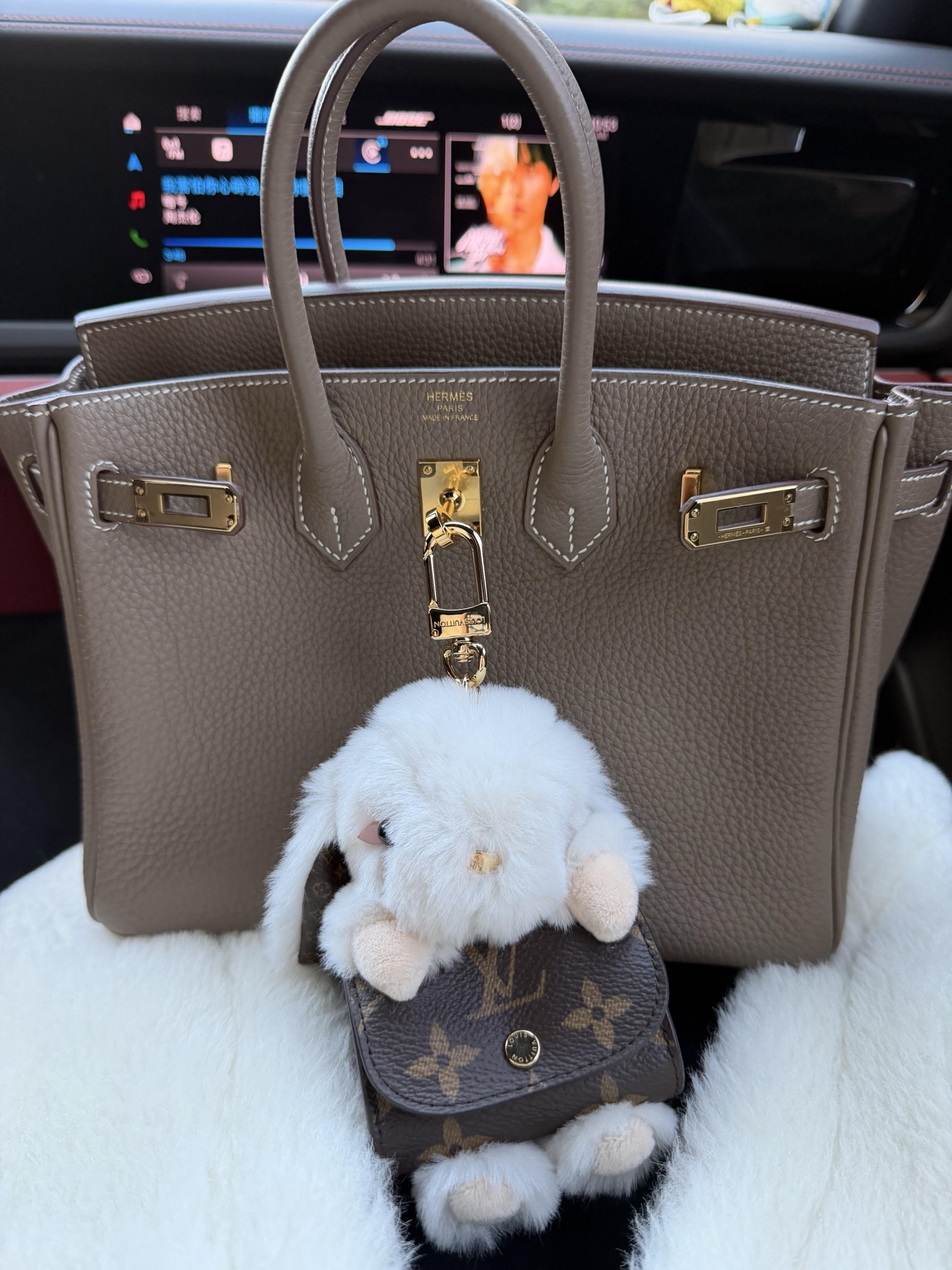 【LV旗艦店】ルイ・ヴィトン LV キュートバニー バニー イヤホンバッグチャーム M03230