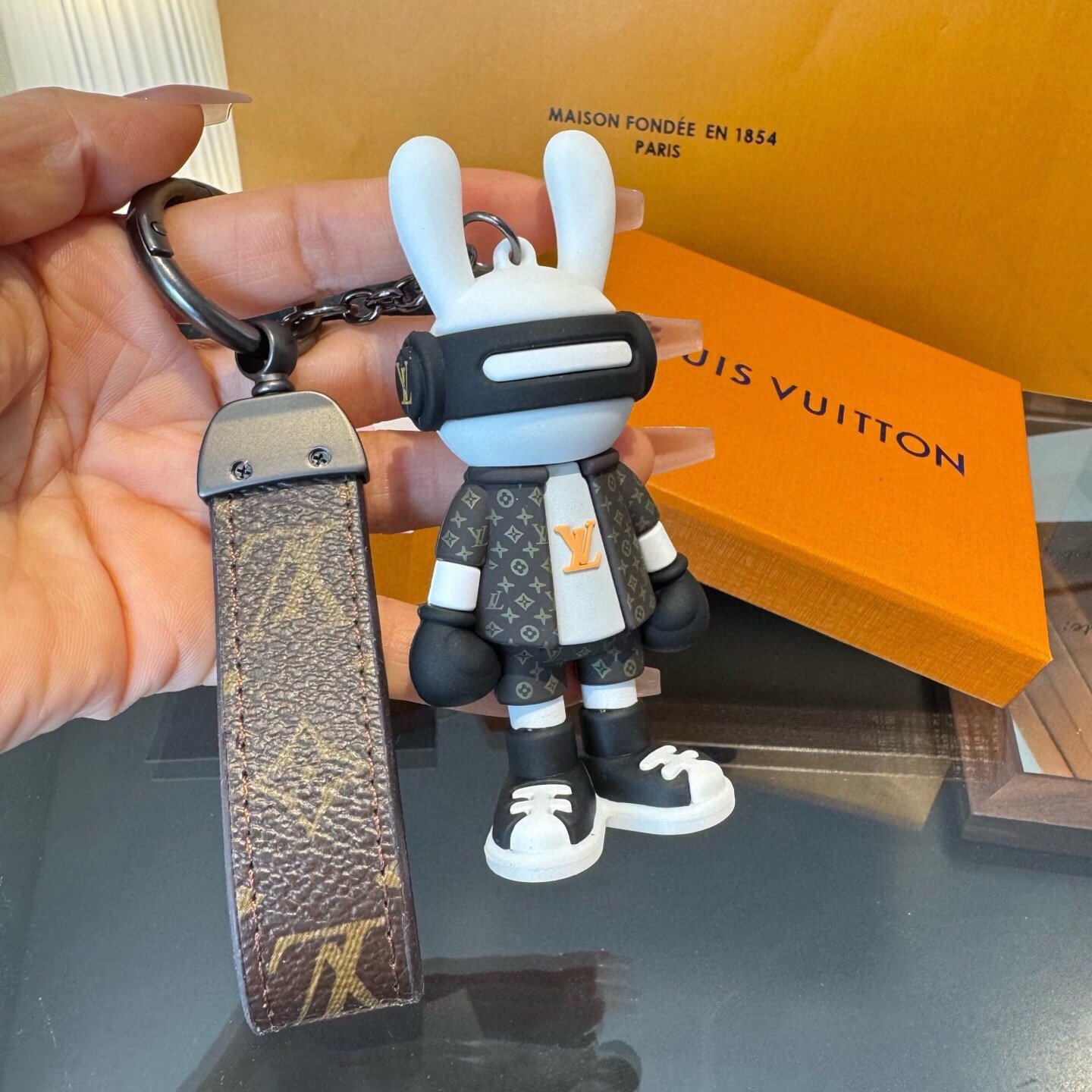 【LV旗艦店】ルイ・ヴィトンのウサギ型キーホルダー。取り外し可能で、車のオーナメントやバッグチャームとしても使用できます。