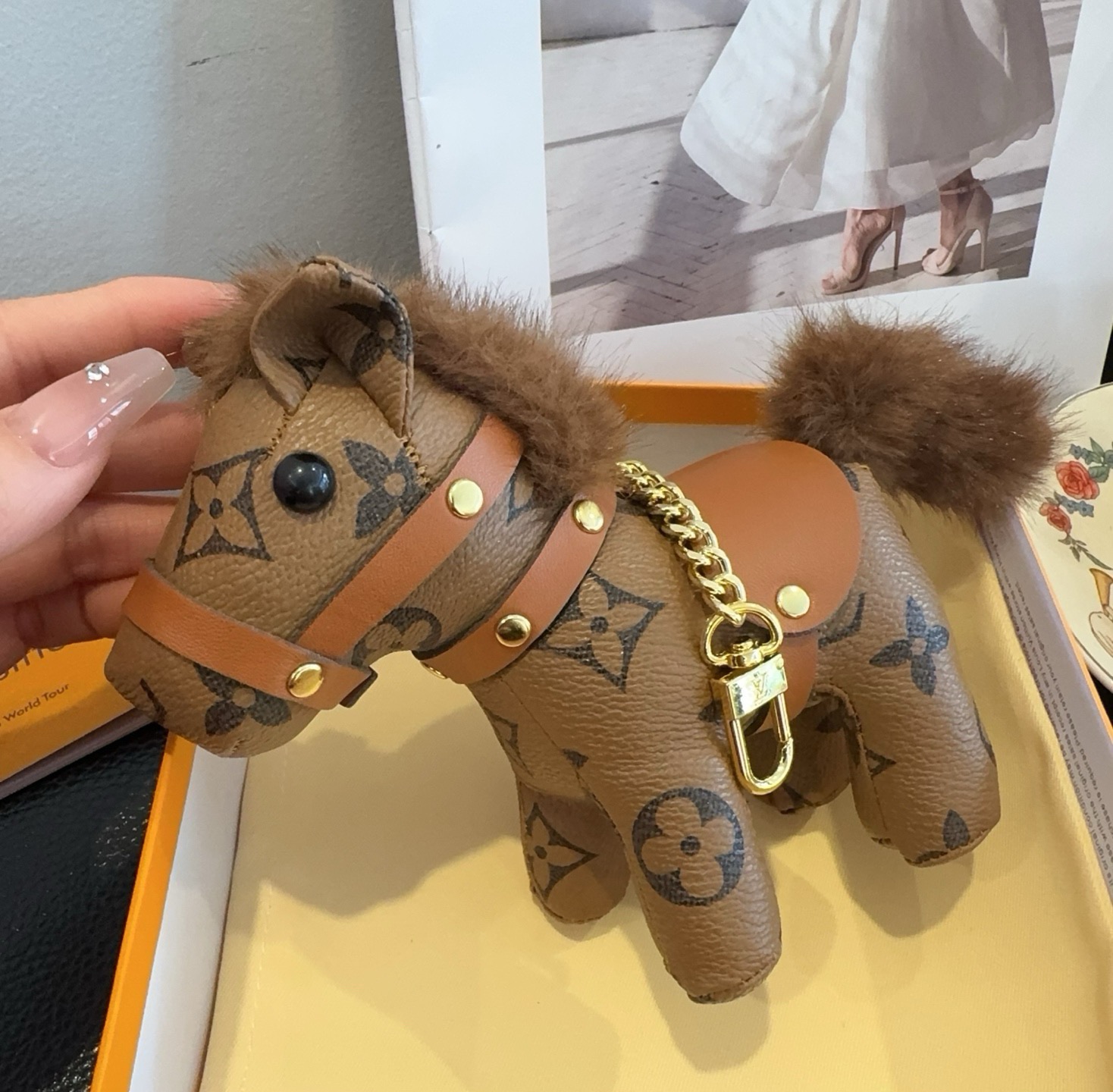 【LV旗艦店】ルイ・ヴィトン モノグラム キーチェーン バッグチャーム、早くお金持ちになれますように」ポニーペンダント