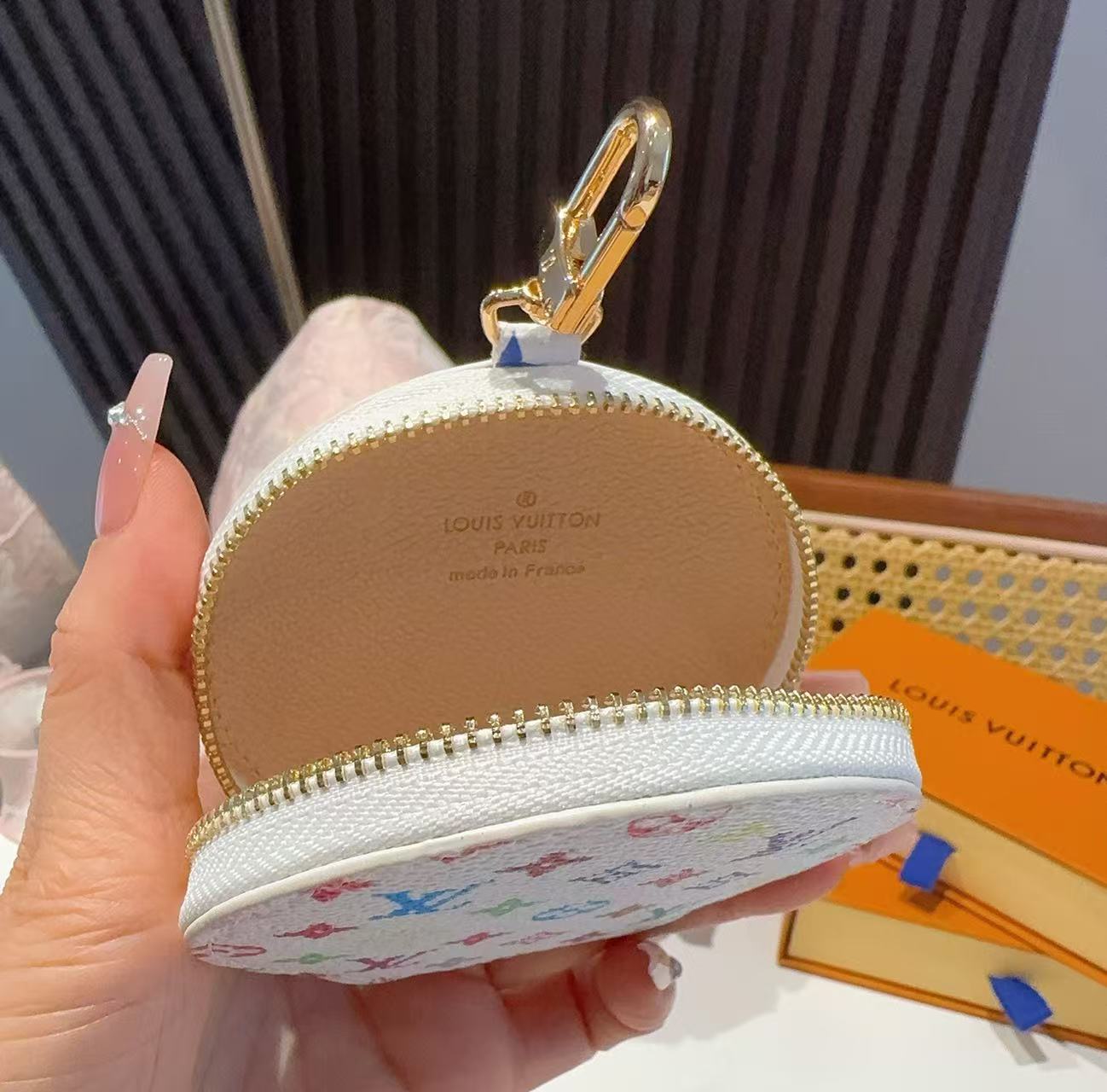 【LV旗艦店】Louis Vuitton（ルイ・ヴィトン）カラフルモノグラム ラウンド型ミニポーチ キーホルダー付きバッグチャーム