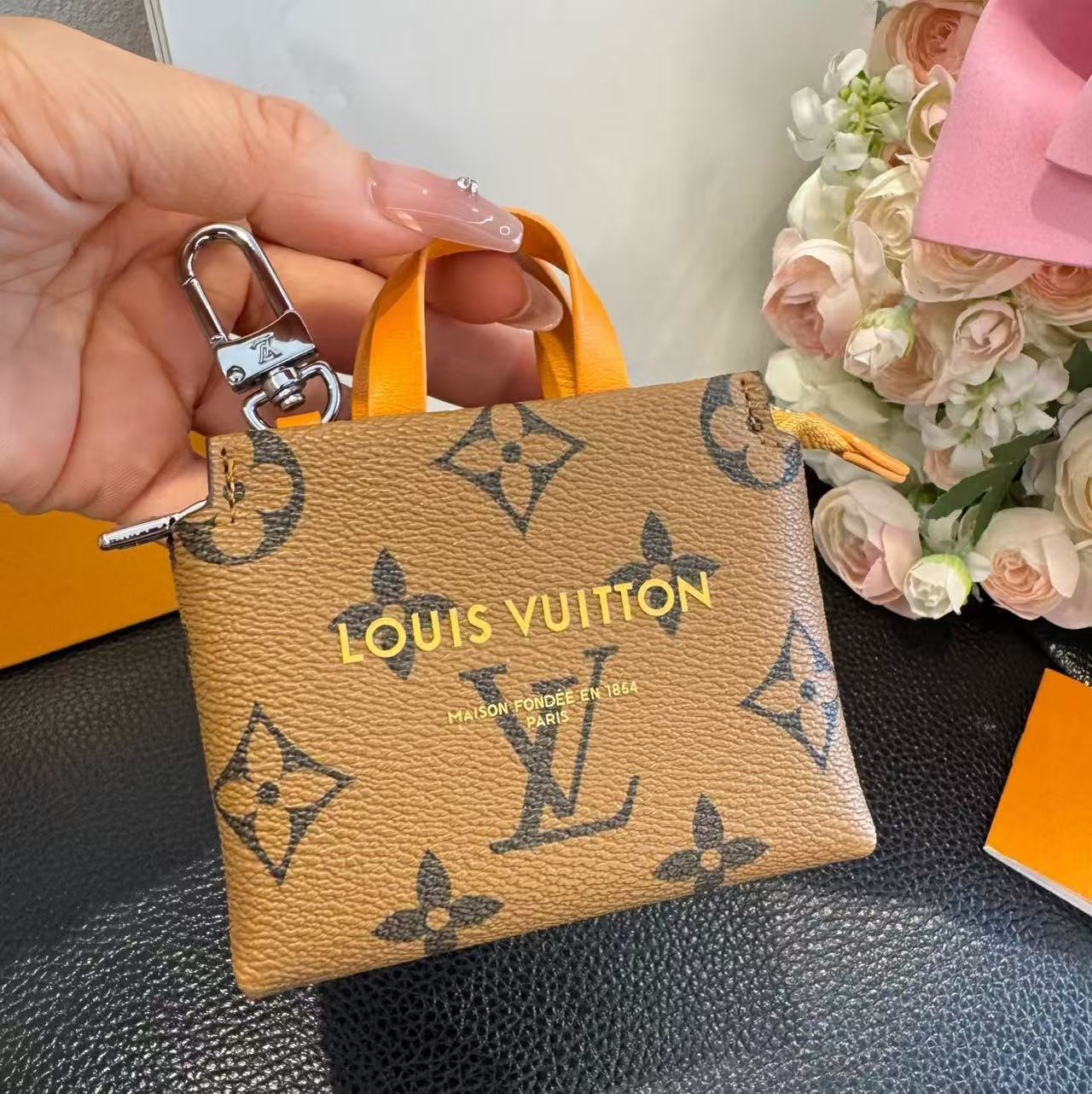 【LV旗艦店】Louis Vuitton（ルイ・ヴィトン）ミニバッグ イエロー×ブルー ハンドバッグ バッグチャーム キーホルダー付き