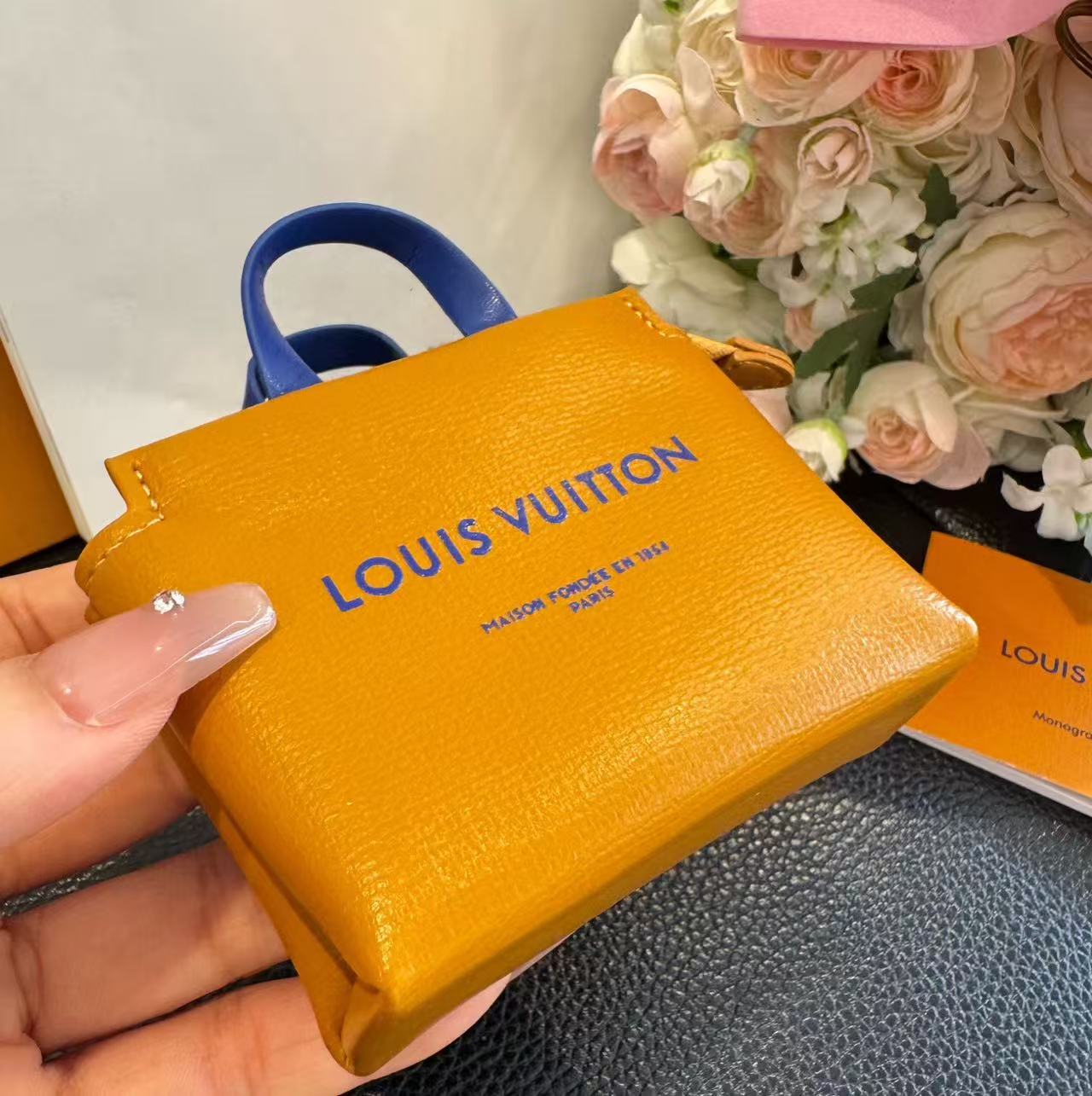 【LV旗艦店】Louis Vuitton（ルイ・ヴィトン）ミニバッグ イエロー×ブルー ハンドバッグ バッグチャーム キーホルダー付き