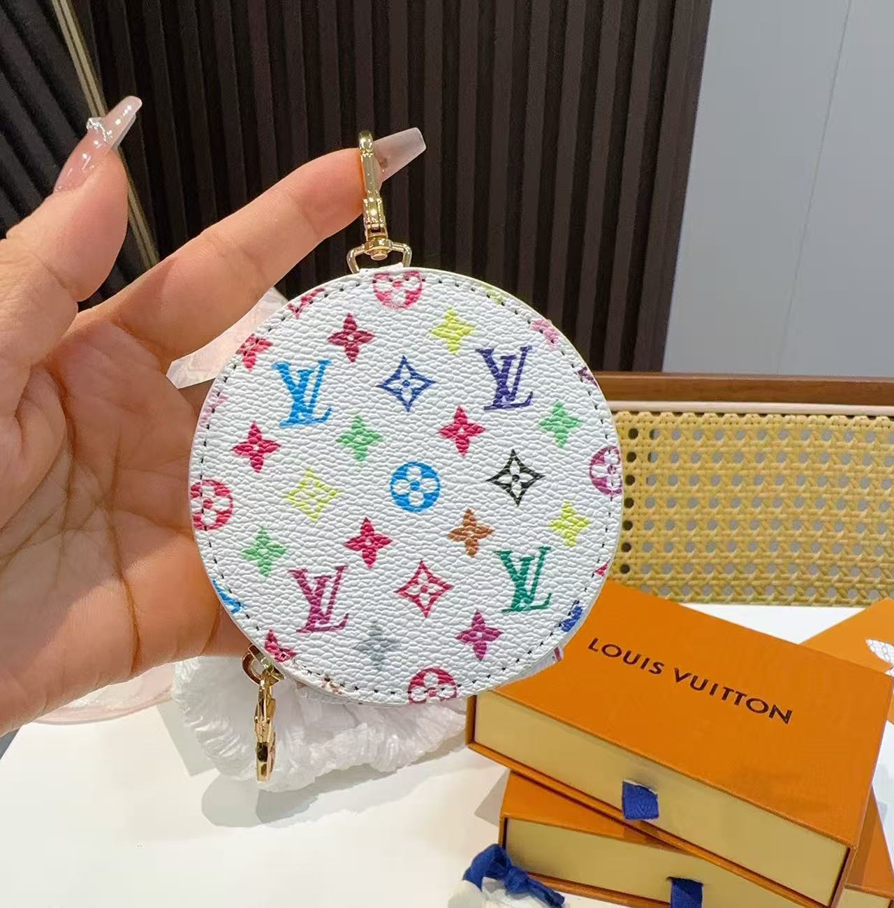【LV旗艦店】Louis Vuitton（ルイ・ヴィトン）カラフルモノグラム ラウンド型ミニポーチ キーホルダー付きバッグチャーム