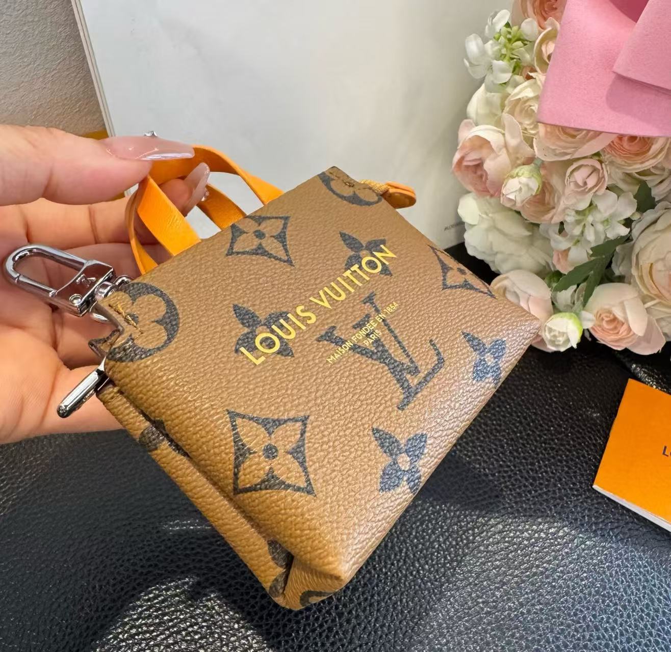 【LV旗艦店】Louis Vuitton（ルイ・ヴィトン）ミニバッグ イエロー×ブルー ハンドバッグ バッグチャーム キーホルダー付き
