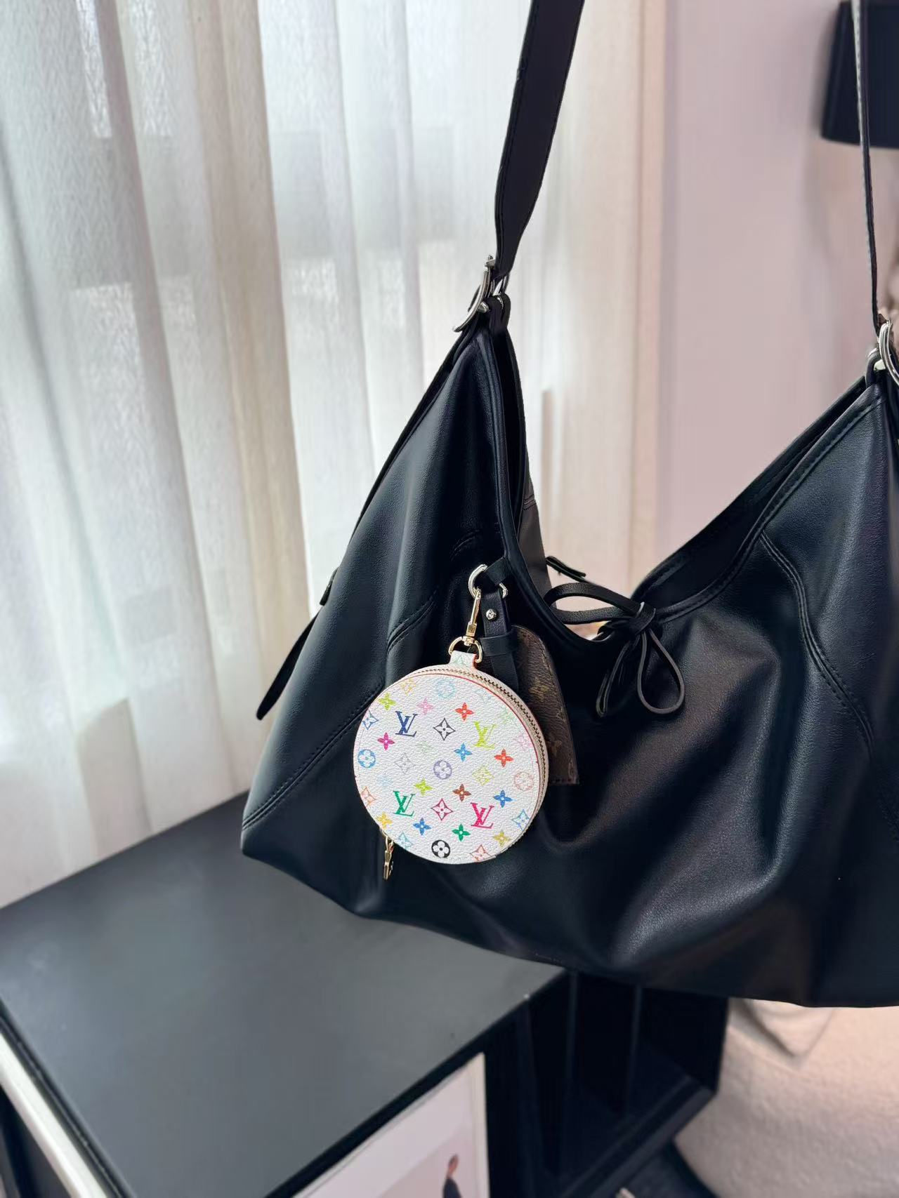【LV旗艦店】Louis Vuitton（ルイ・ヴィトン）カラフルモノグラム ラウンド型ミニポーチ キーホルダー付きバッグチャーム