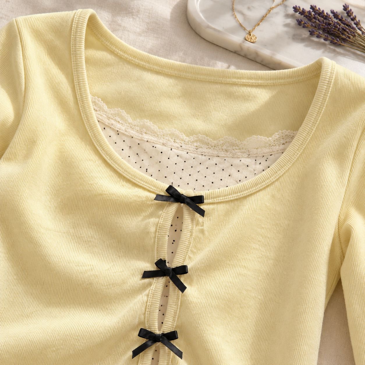 1枚でレイヤードスタイルが完成する長袖Tシャツ