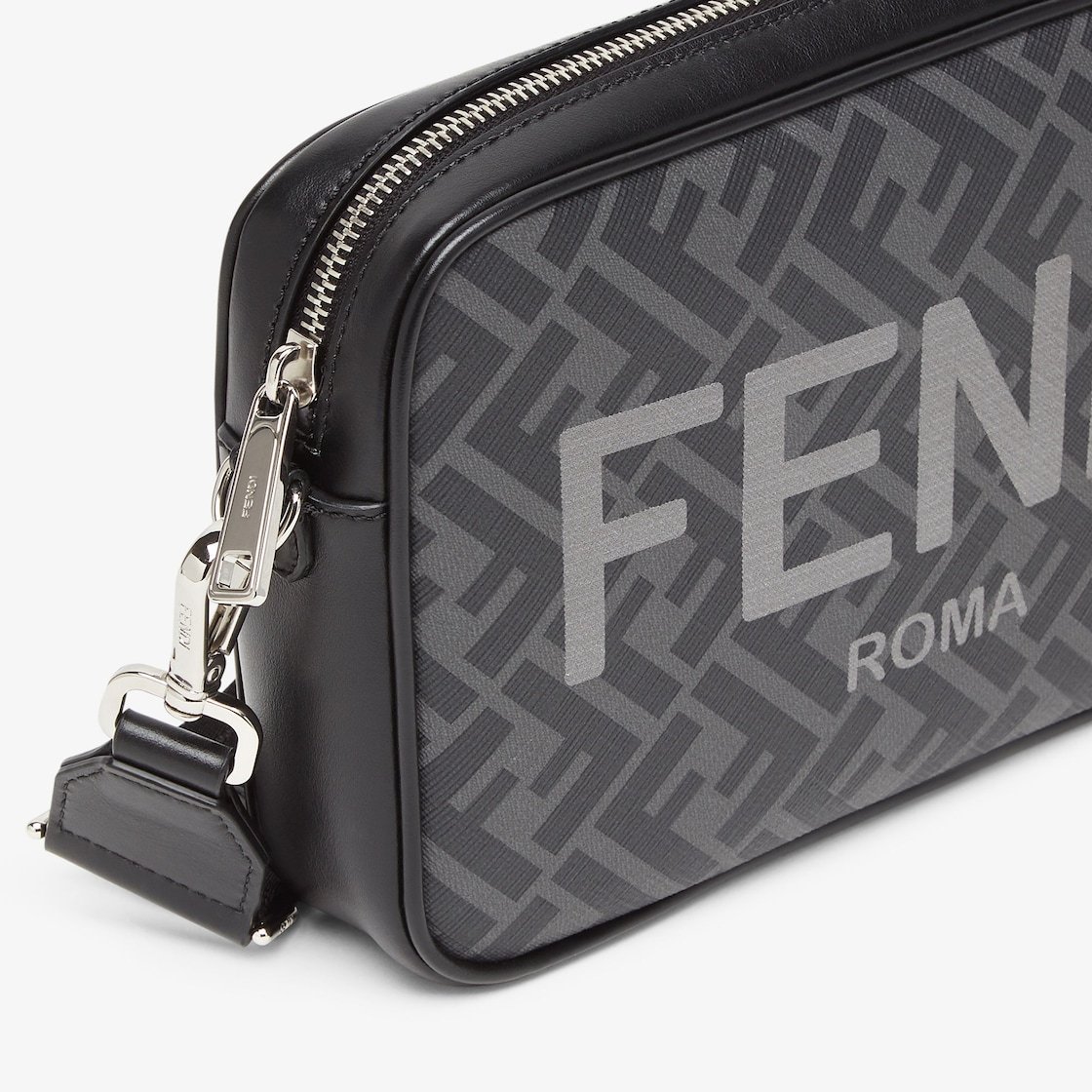 便利　すぐ届く　大الأكثر رواجًا【FENDI】カメラケース　ショルダー