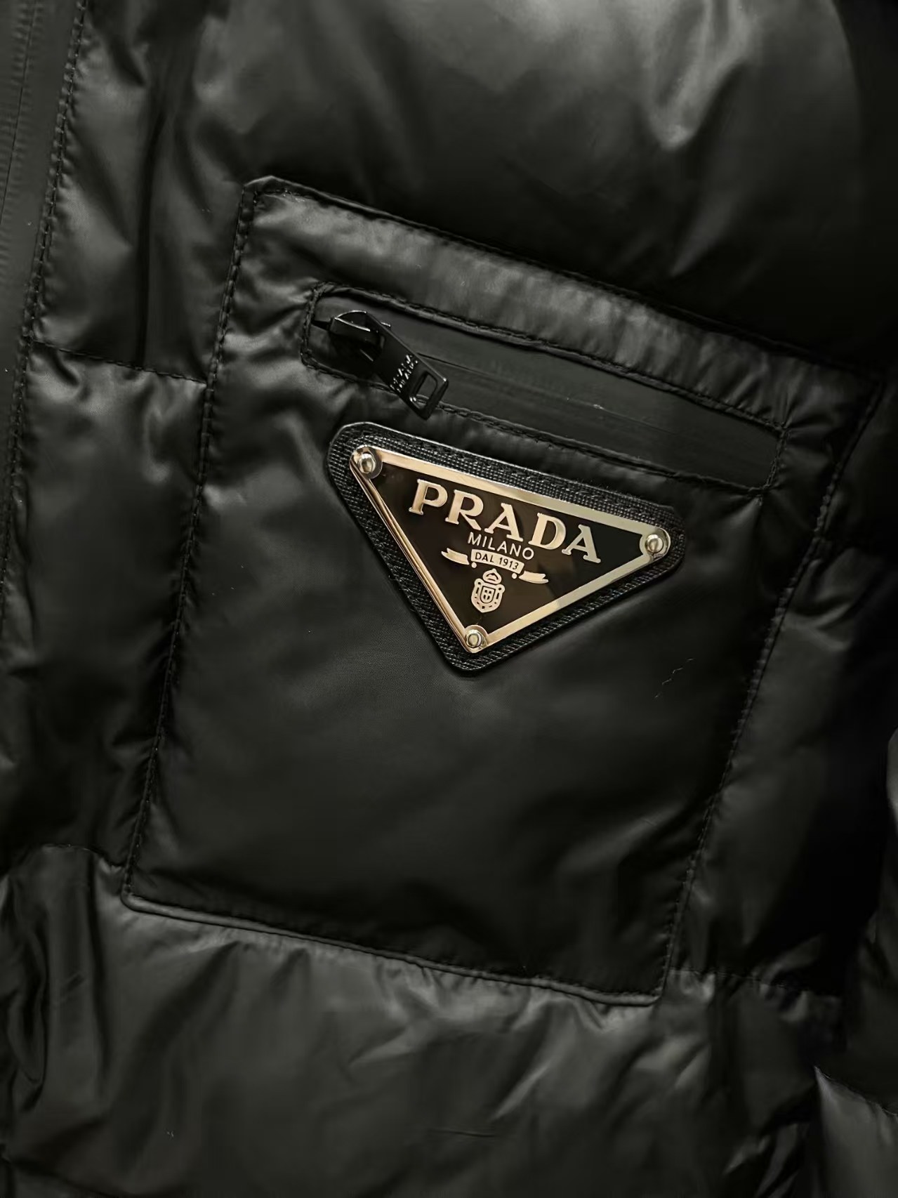 【PRADAالمتجر الرسمي】Prada ダウンسترة عاد للتوفر بسبب الطلب الكبير!