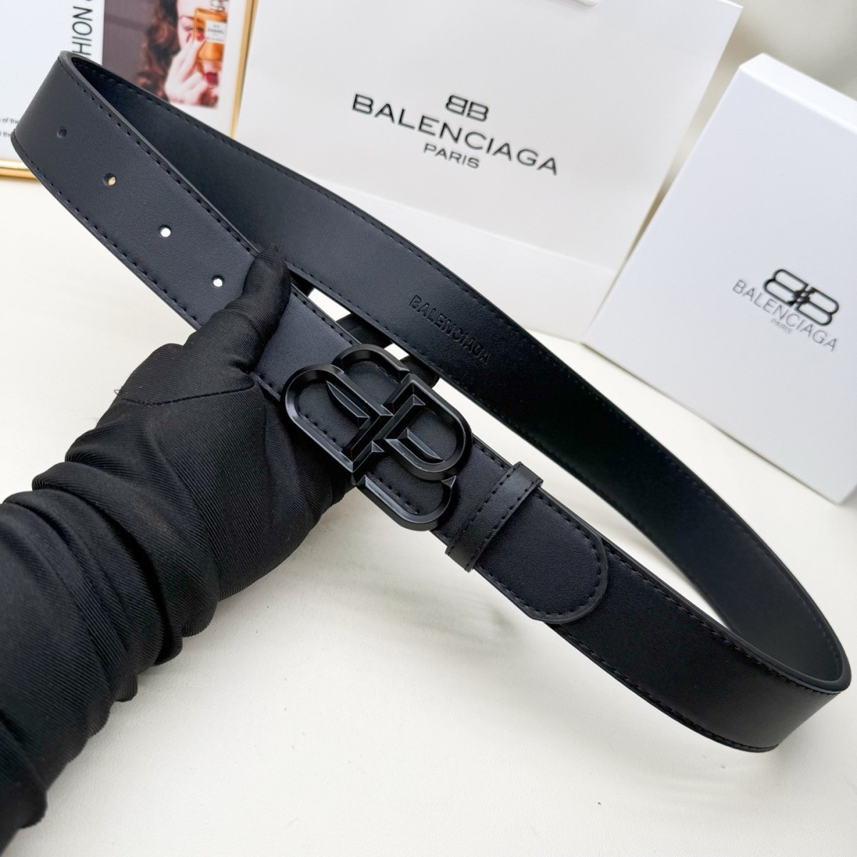 クラシックなスタイルのベルト。ファッショナブルな牛革を使用しています