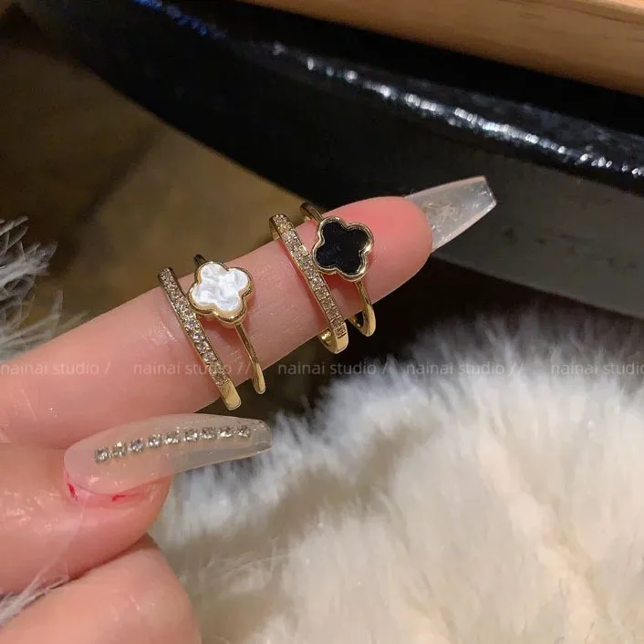 控えめな高級感を漂わせる二重構造のオープンリング