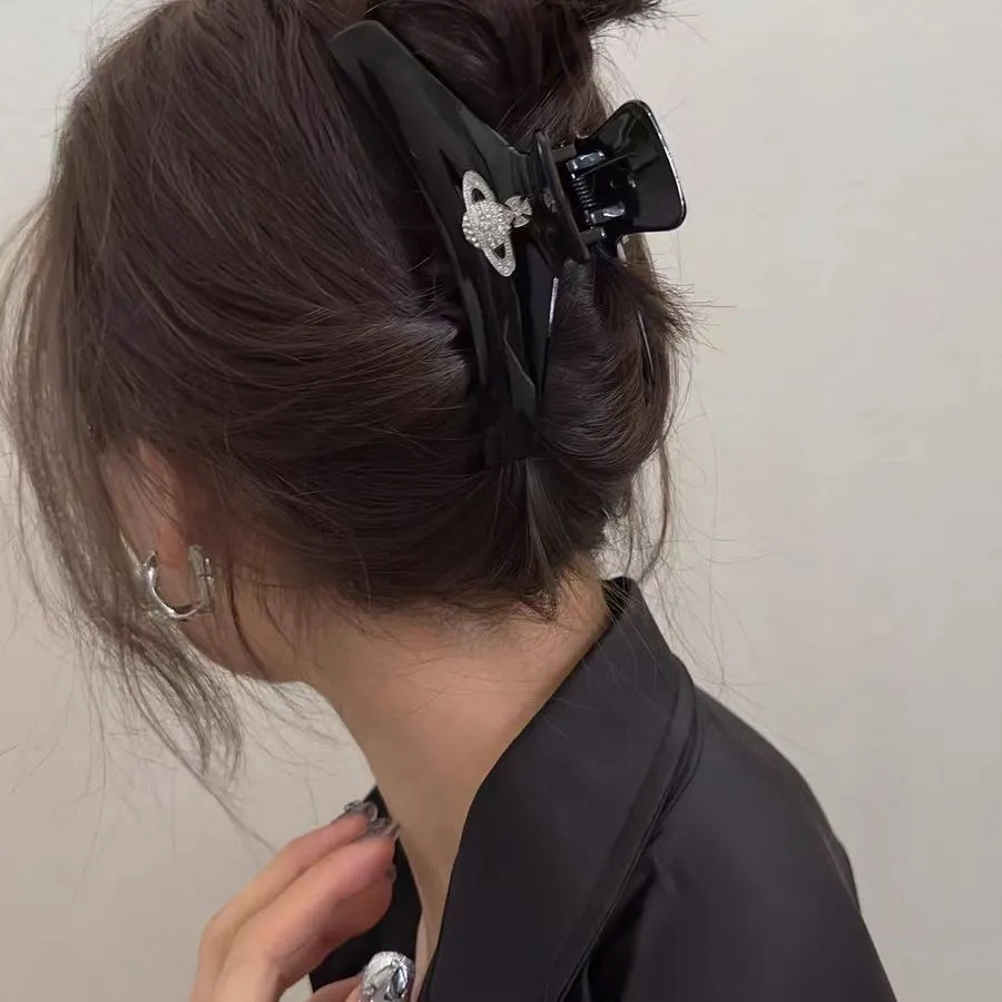 洗練されたエレガントな雰囲気を持つ、高級ヘアクリップ。