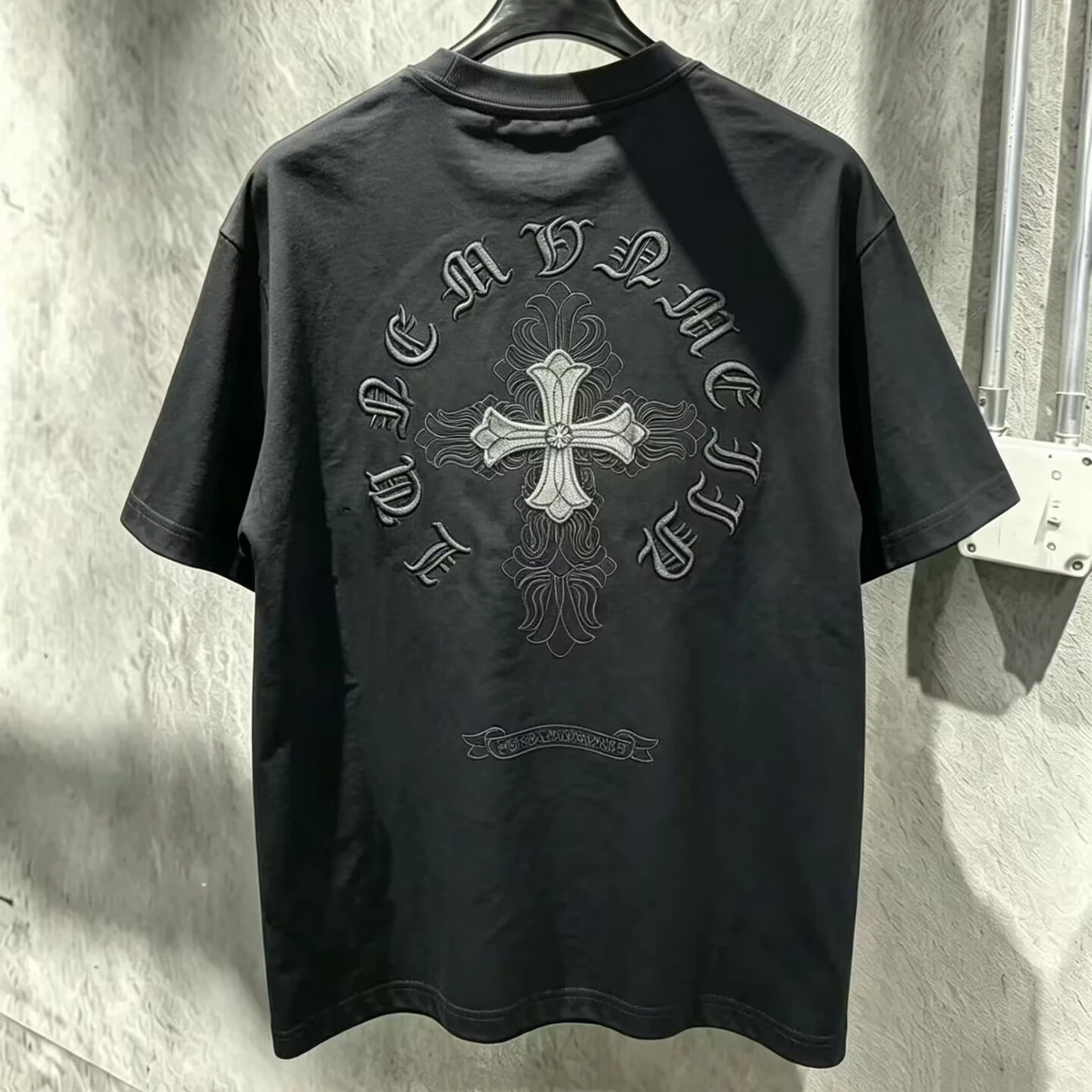 『M-4XL』新作の刺繍入り半袖ゆったりフィット、上質なピュアコットン素材のハーフスリーブトップス