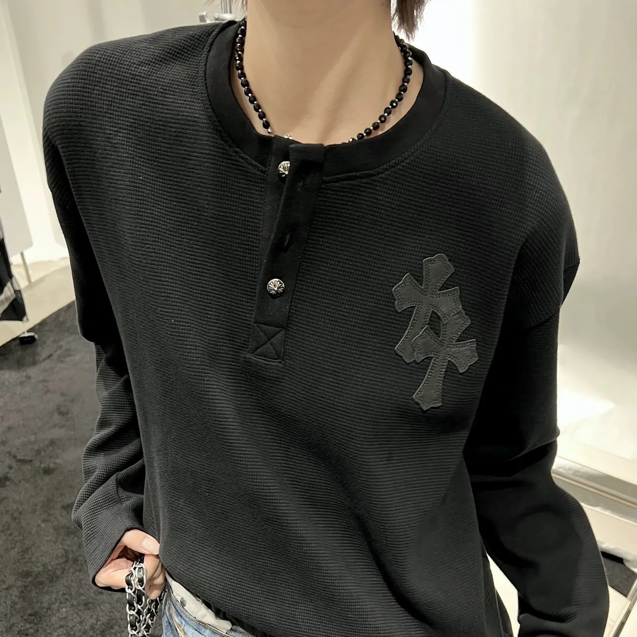 秋冬に人気のレザーラベル付き長袖ゆったりメンズトップス