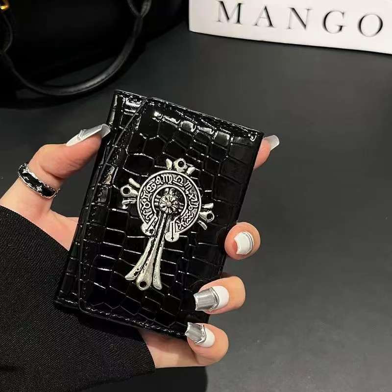 複数のカードスロットと大容量を備えた、高級レザー製カードホルダー／小銭入れ。