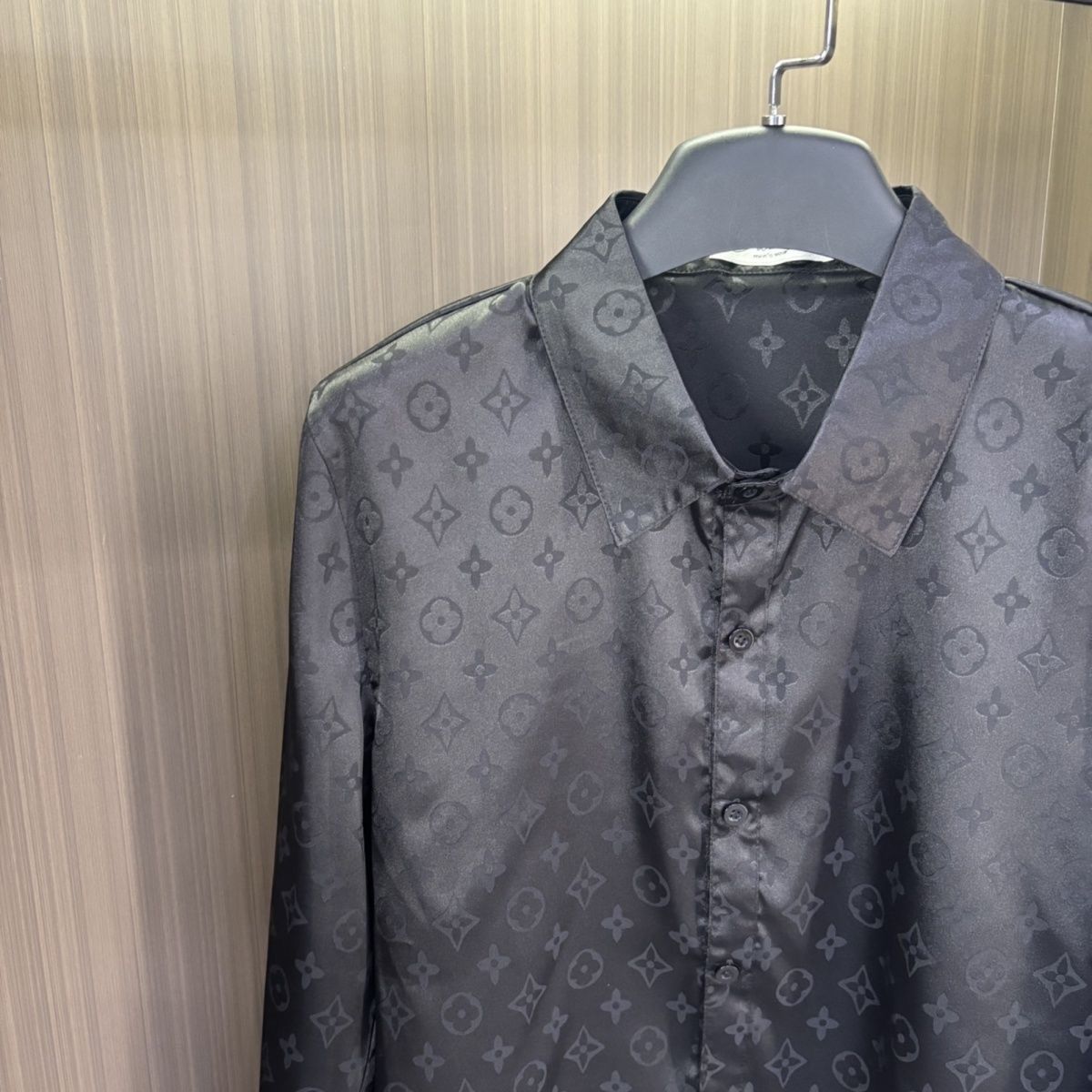 メンズ用の新しい長袖のトレンドブランドシャツ、高級で万能なシャツデザイントップス