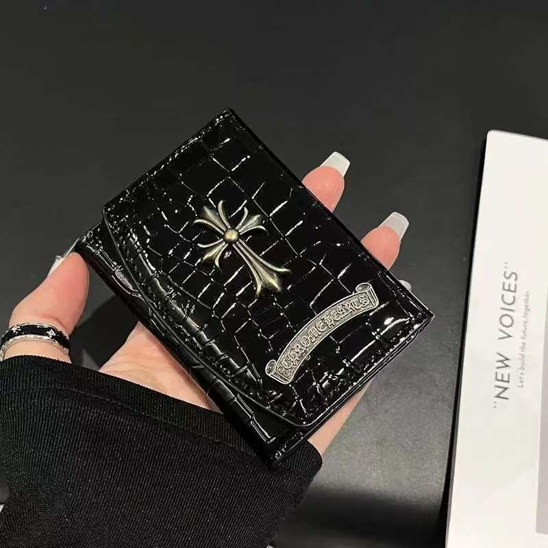 複数のカードスロットと大容量を備えた、高級レザー製カードホルダー／小銭入れ。