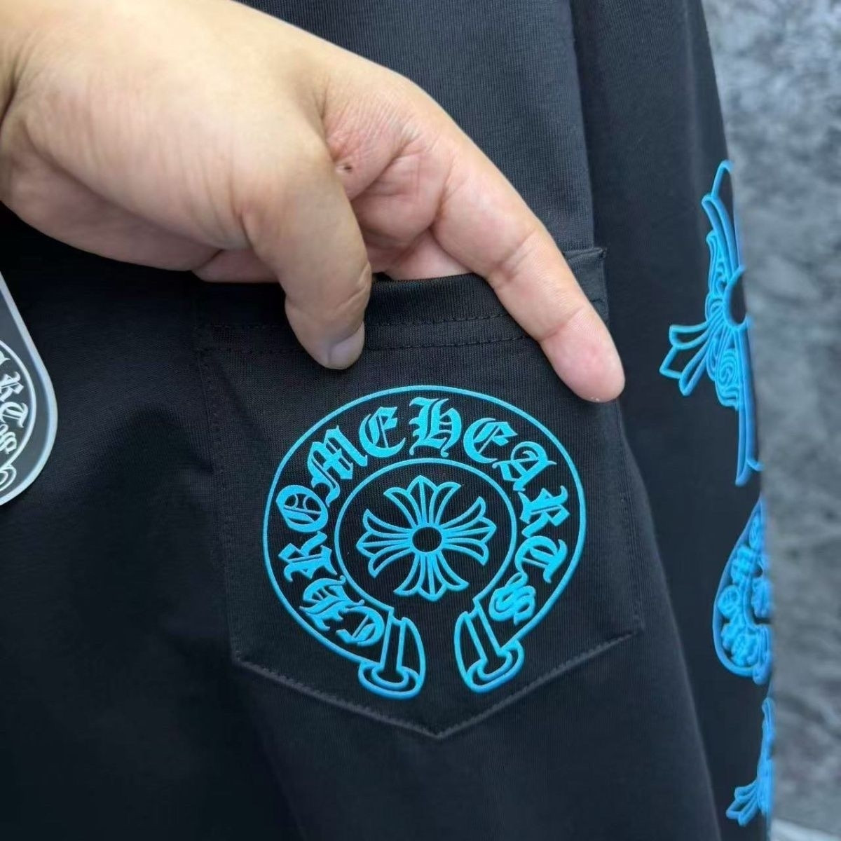 『S-2XL』男女兼用のスタイリッシュなプリント柄長袖ゆったりフィットTシャツ
