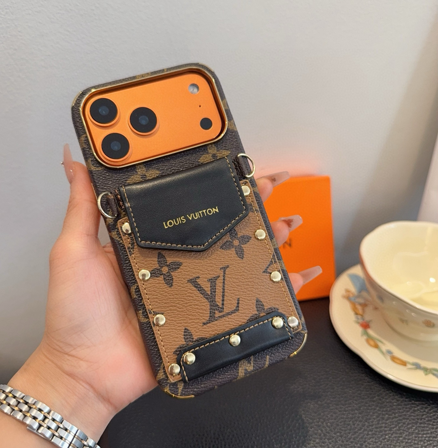 高級カードホルダー付きスマホケース、おしゃれなクロスボディiPhoneケース