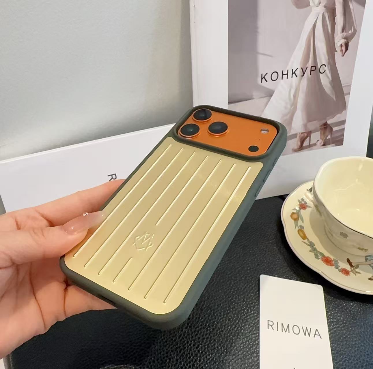 新作スーツケース風メタリックデザイン iPhone 17 対応スマホケース シンプルでスタイリッシュなデザイン夏のコーデにもおすすめ