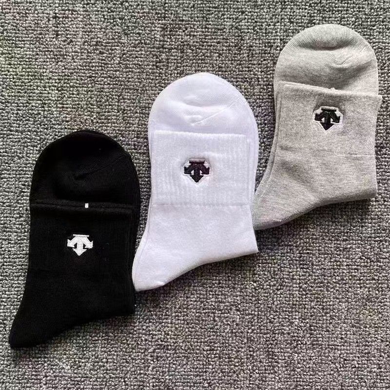純綿の刺繍入りソックス。ランニングやスポーツにも使える万能ソックスです