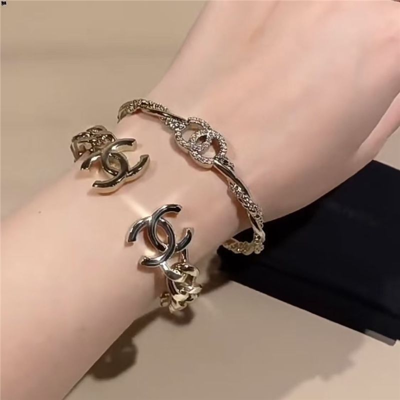 気品溢れる繊細バングル 洗練された高級感手元アクセ