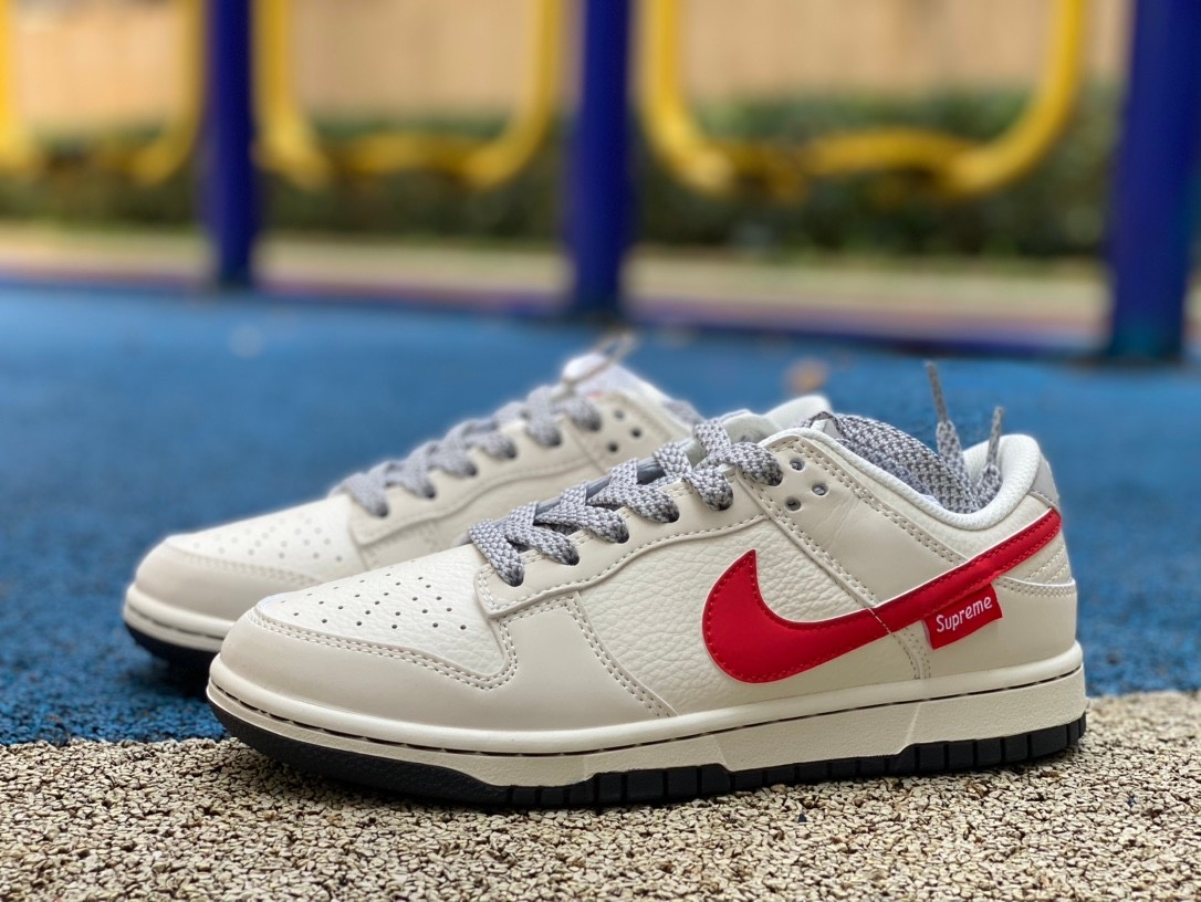 🔥大人気コラボが登場！ Supreme × Nike  Dunk low "