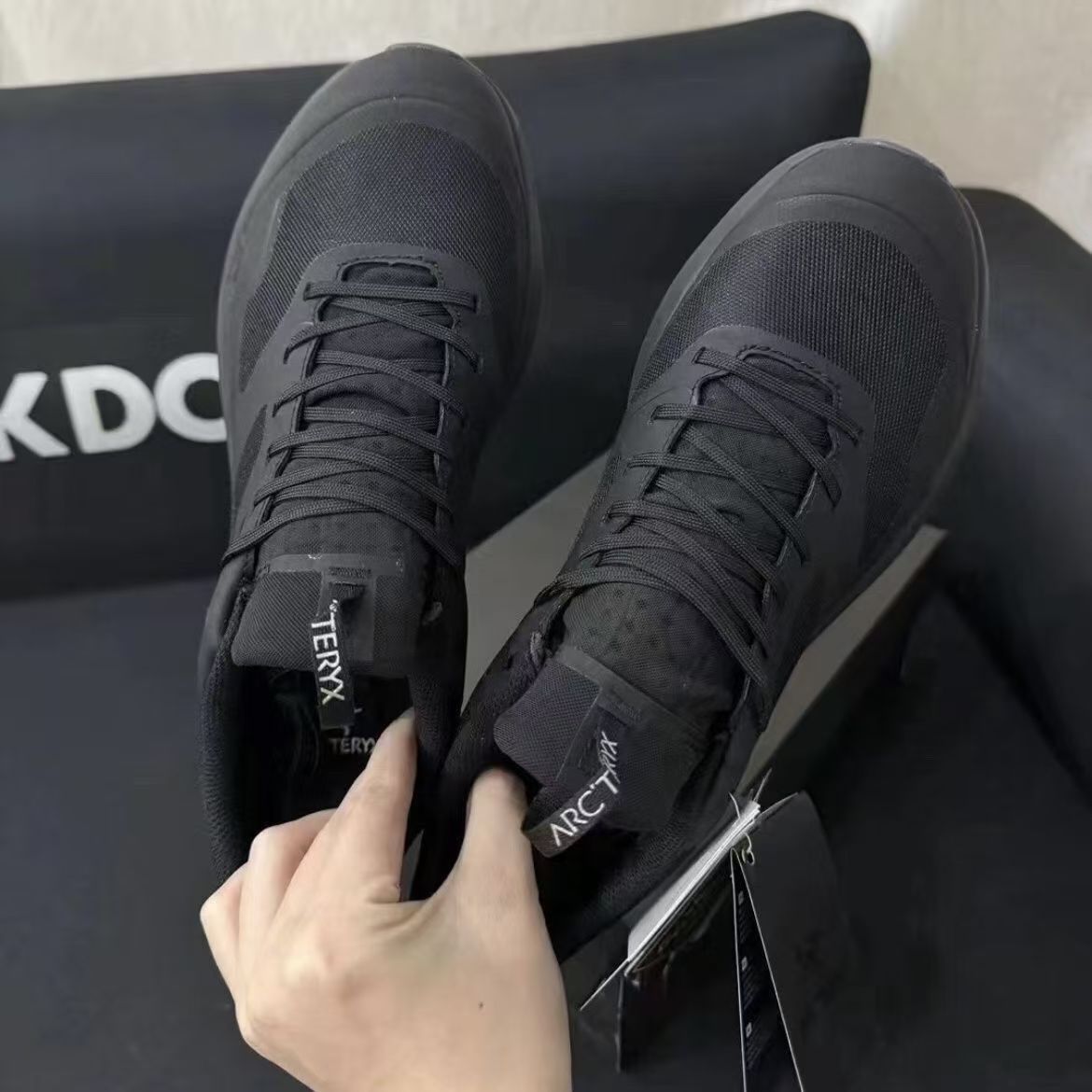 『40-45』男性用人気のアウトドアハイキングシューズ。厚底、滑り止め、耐摩耗性、通気性に優れています