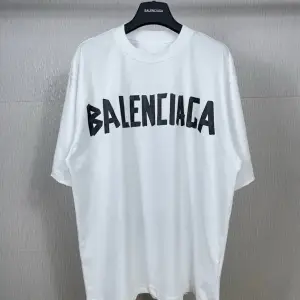 大人気  着回し最強 人気爆発中 男女限らず  オーバーサイズ  多色選べられ アルファベット  夏  Tシャツ