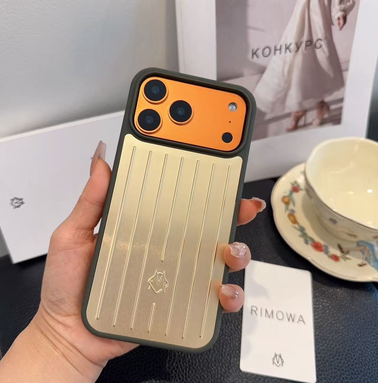 新作スーツケース風メタリックデザイン iPhone 17 対応スマホケース シンプルでスタイリッシュなデザイン夏のコーデにもおすすめ