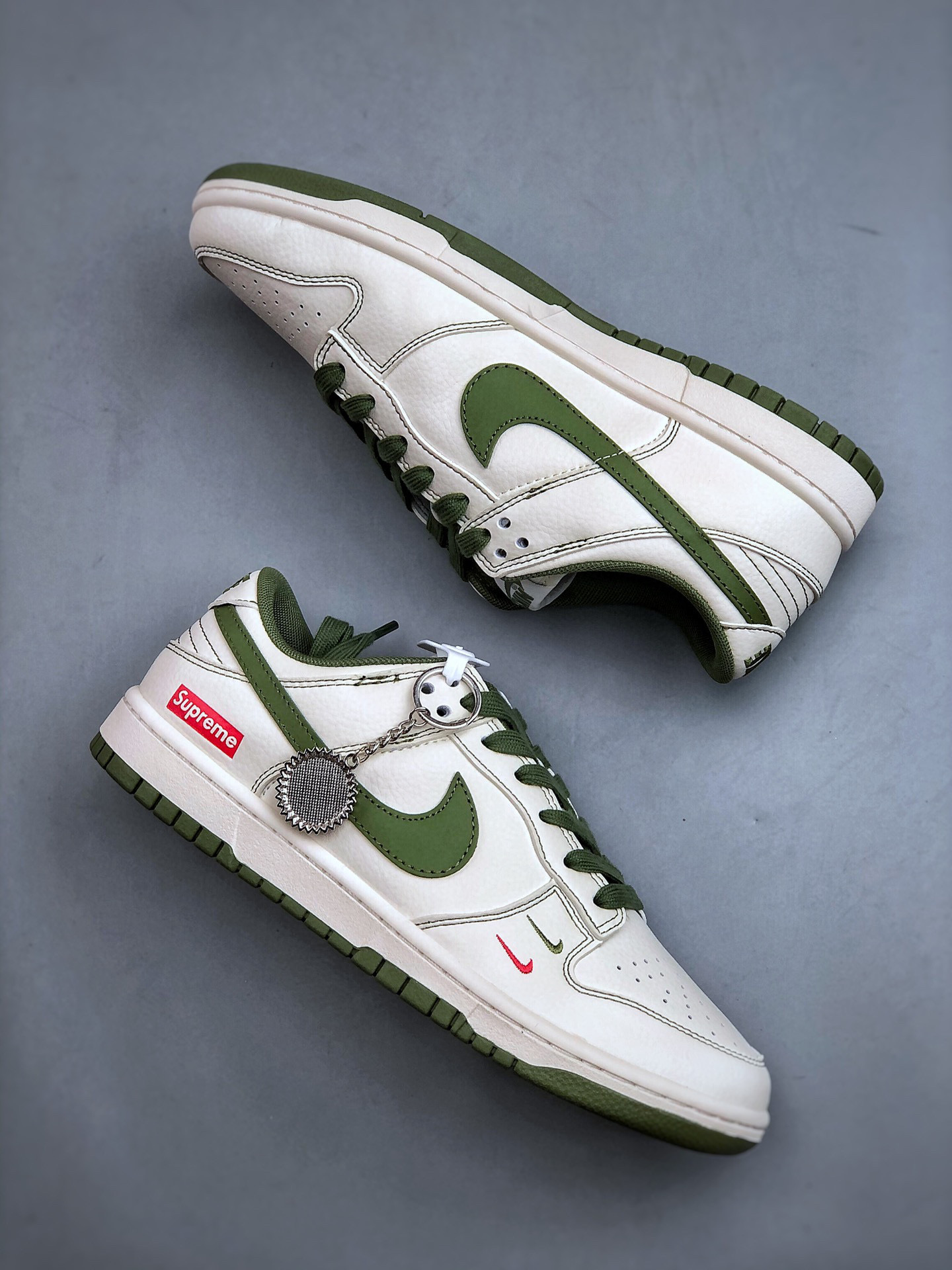 🔥大人気コラボが登場！ Supreme × Nike  Dunk low "