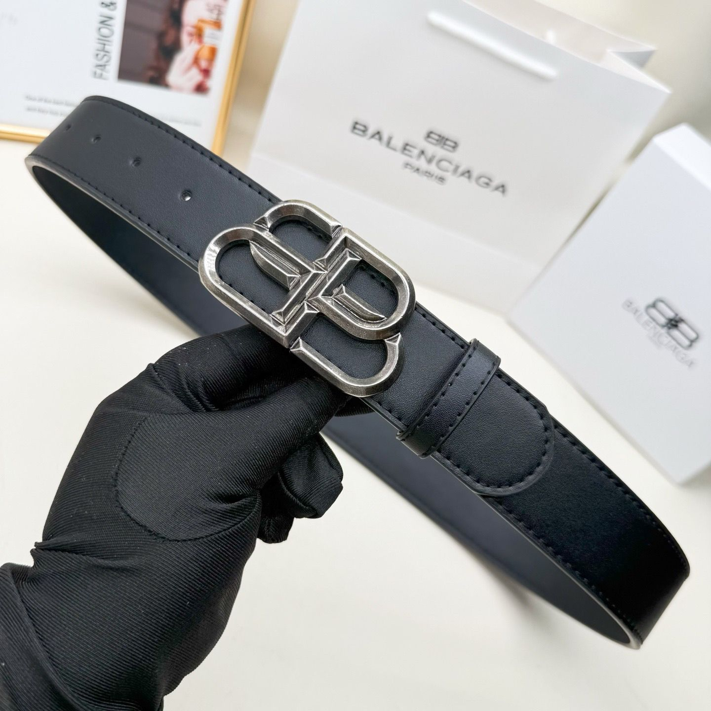 クラシックなスタイルのベルト。ファッショナブルな牛革を使用しています