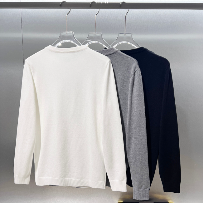 『M-3XL』クラシックな胸元のアルファベットロゴ刺繍 長袖ニットセーター 上質な素材とこだわりの高品質な仕立て