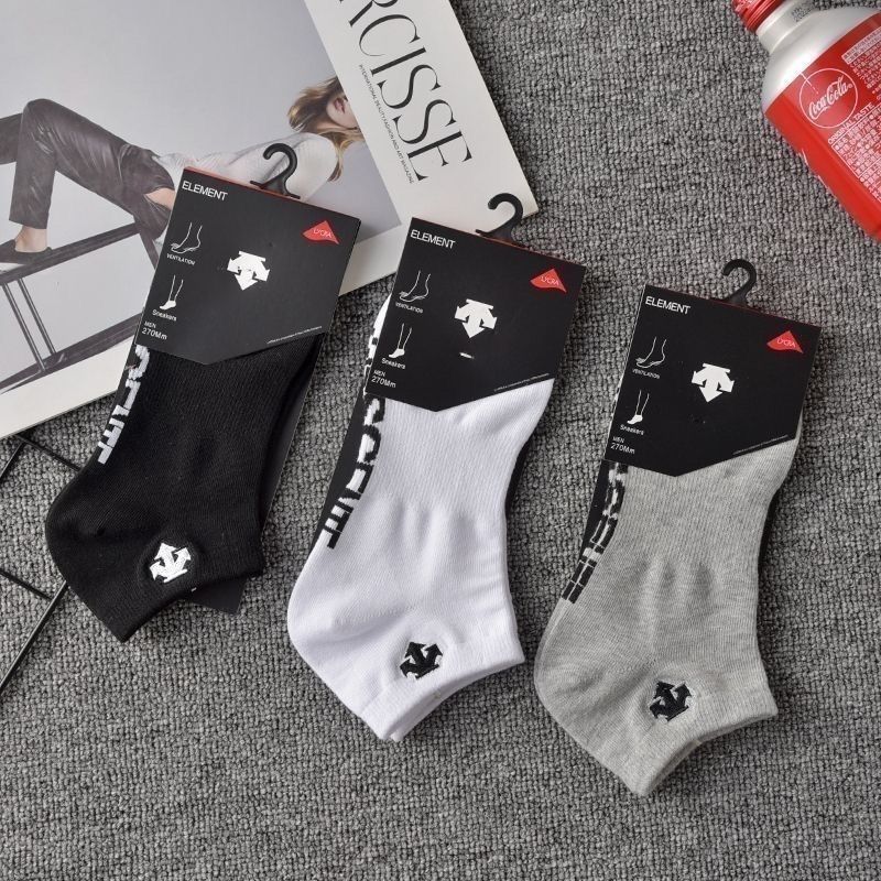 純綿の刺繍入りソックス。ランニングやスポーツにも使える万能ソックスです