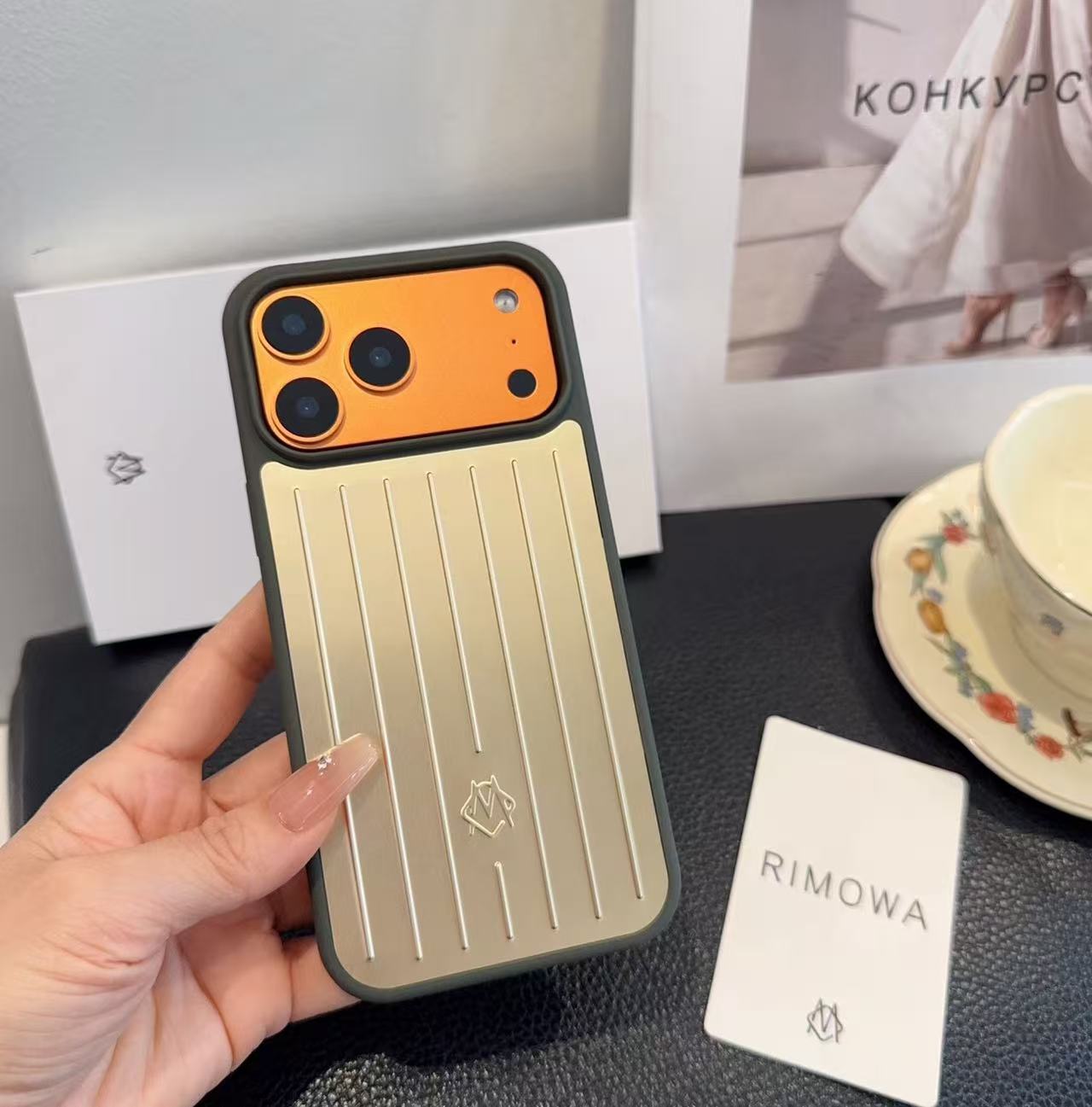 新作スーツケース風メタリックデザイン iPhone 17 対応スマホケース シンプルでスタイリッシュなデザイン夏のコーデにもおすすめ